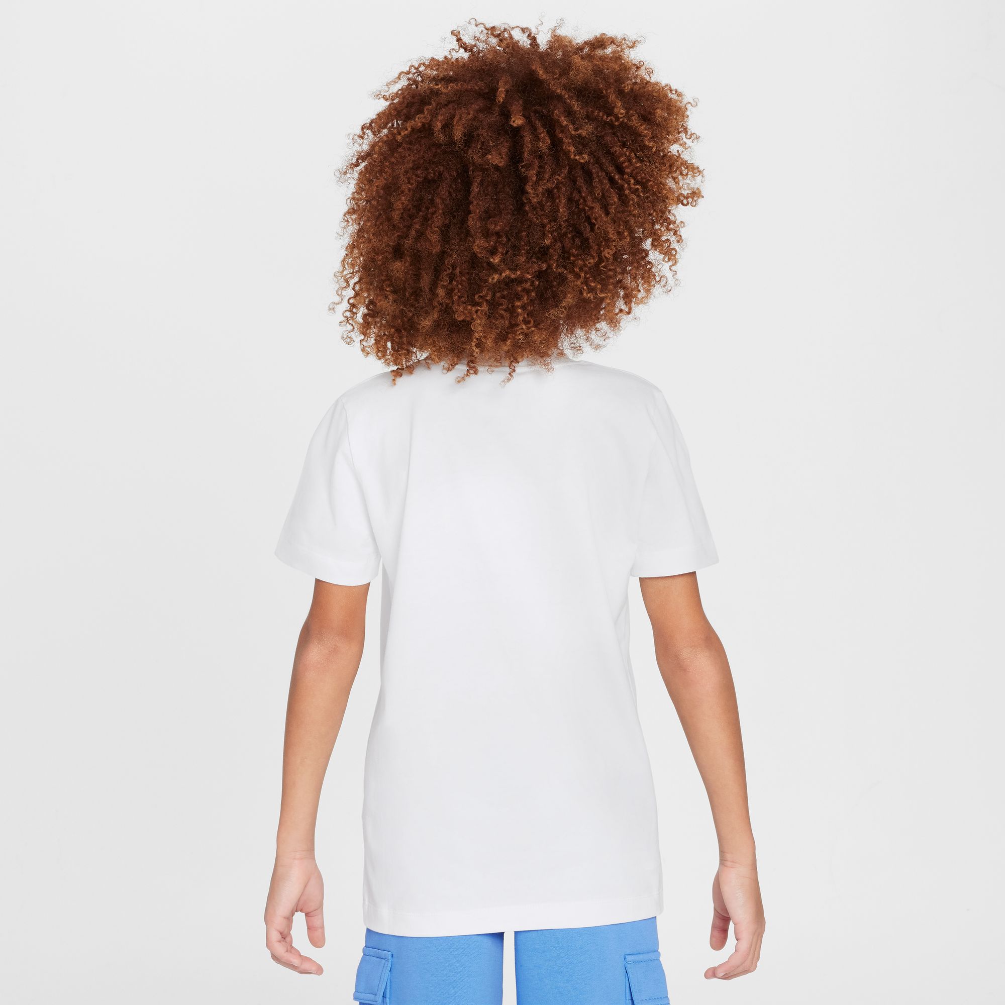 NIKE B NSW SI GRAPHIC TEE WHITE/BLUE BEYOND – Bild 2
