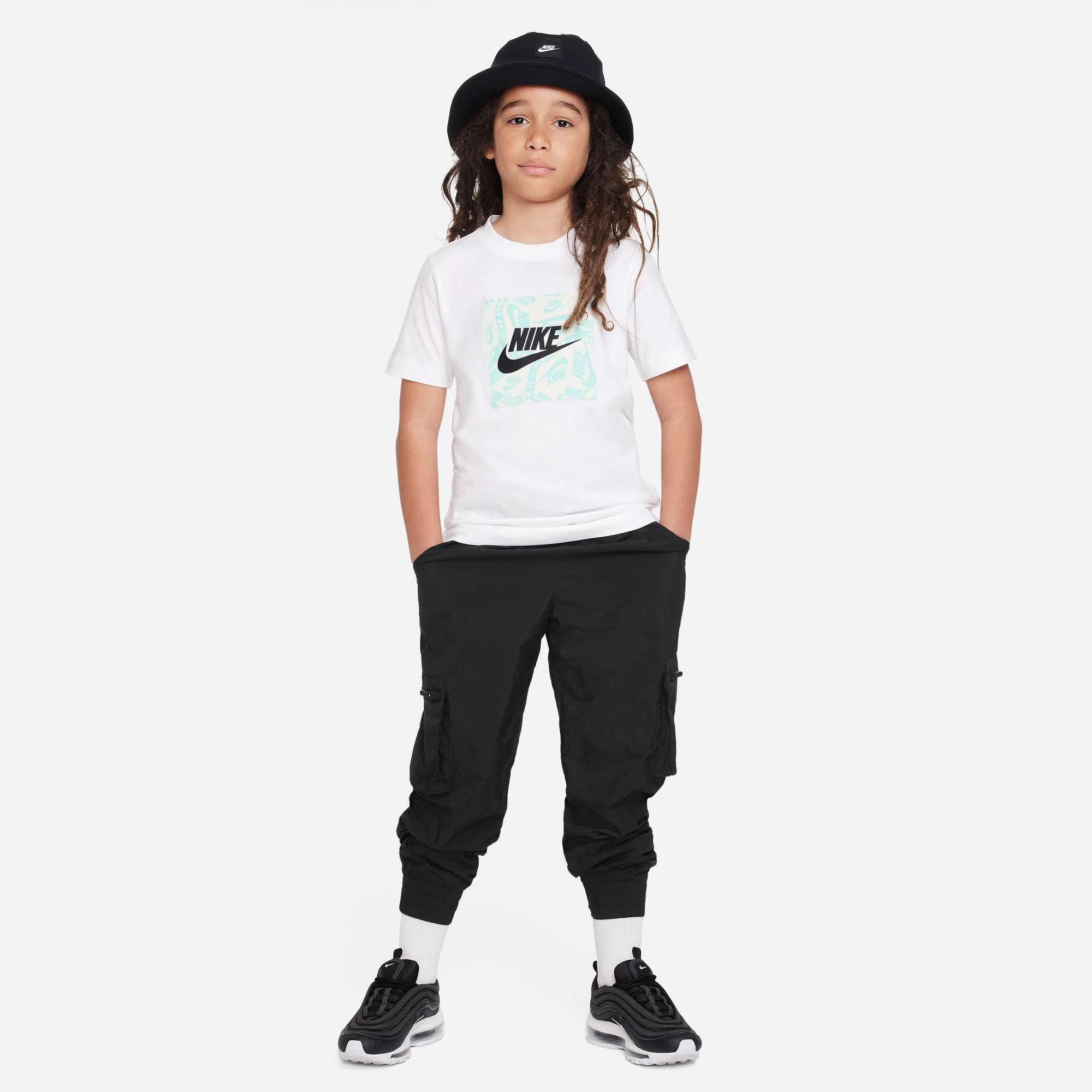 NIKE K NSW TEE CLUB SESONAL HBR GFX WHITE – Bild 4