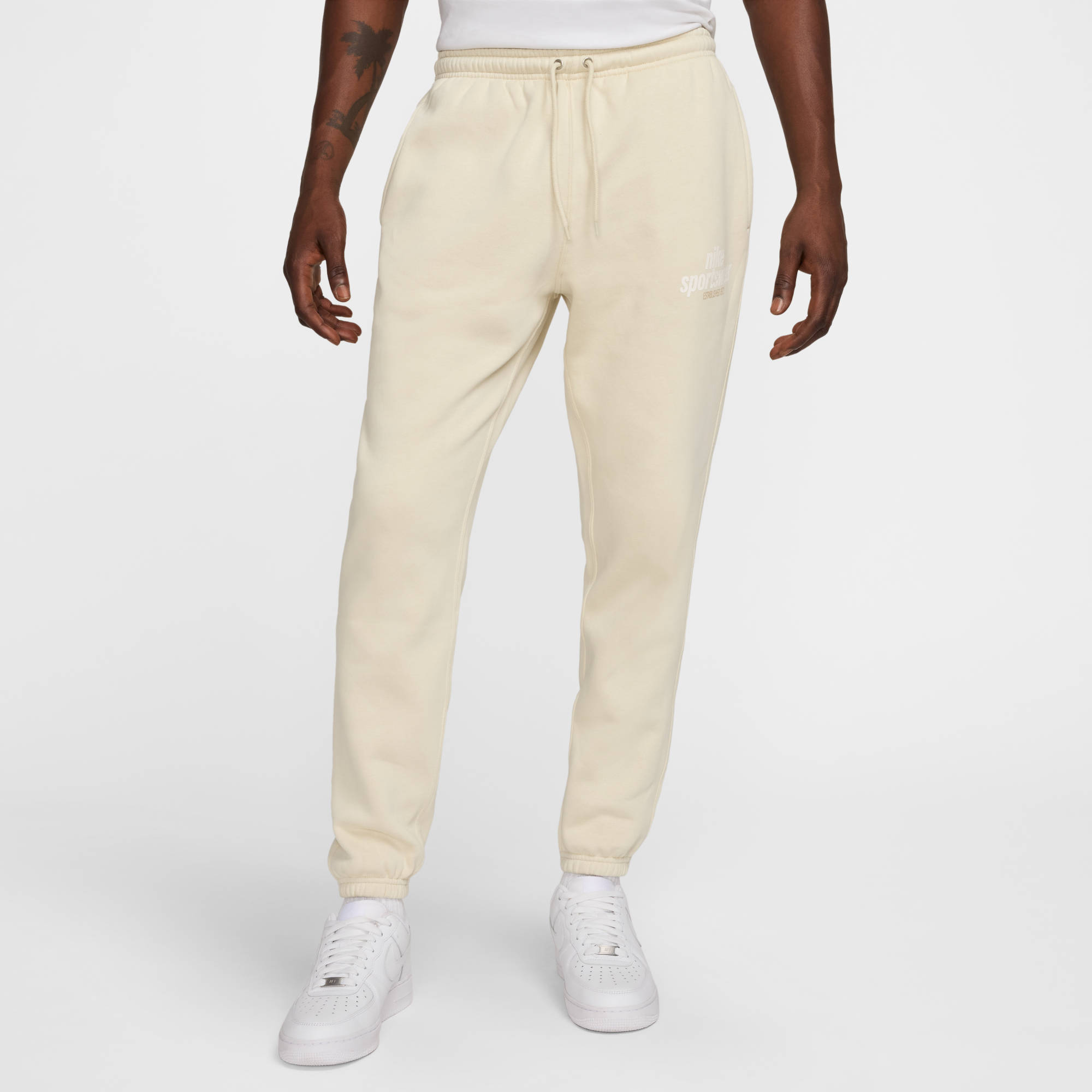 NIKE M NK CLUB BB CF PANT NSW GFX LT KHAKI/LT KHAKI/SAIL