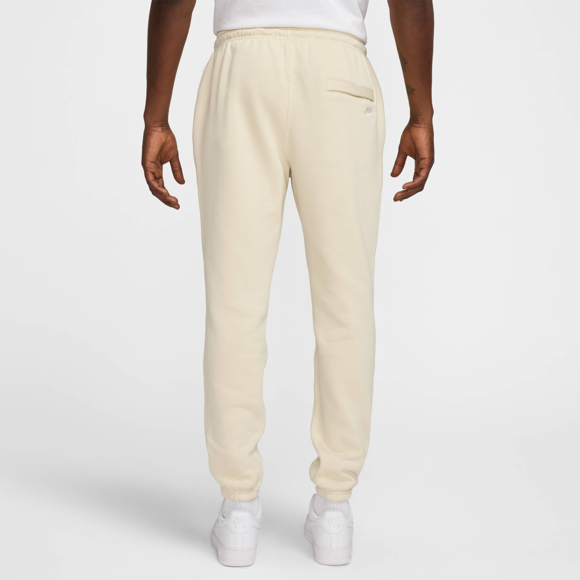 NIKE M NK CLUB BB CF PANT NSW GFX LT KHAKI/LT KHAKI/SAIL – Bild 2