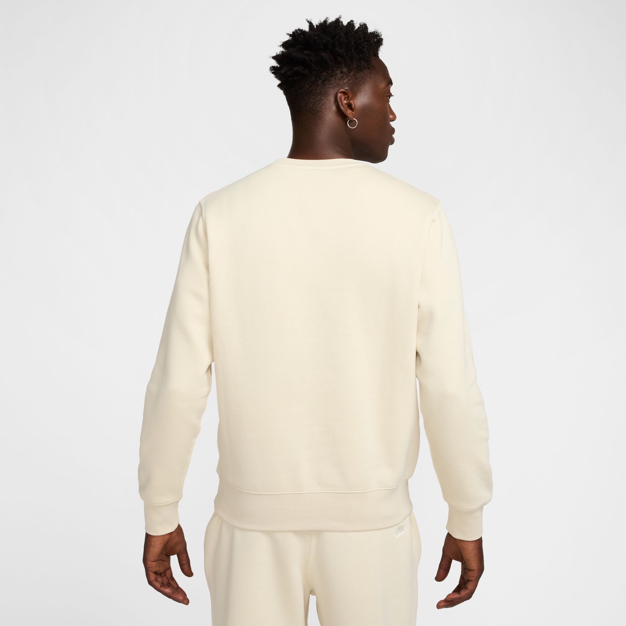 NIKE M NK CLUB BB CREW NSW GFX LT KHAKI/SAIL – Bild 2