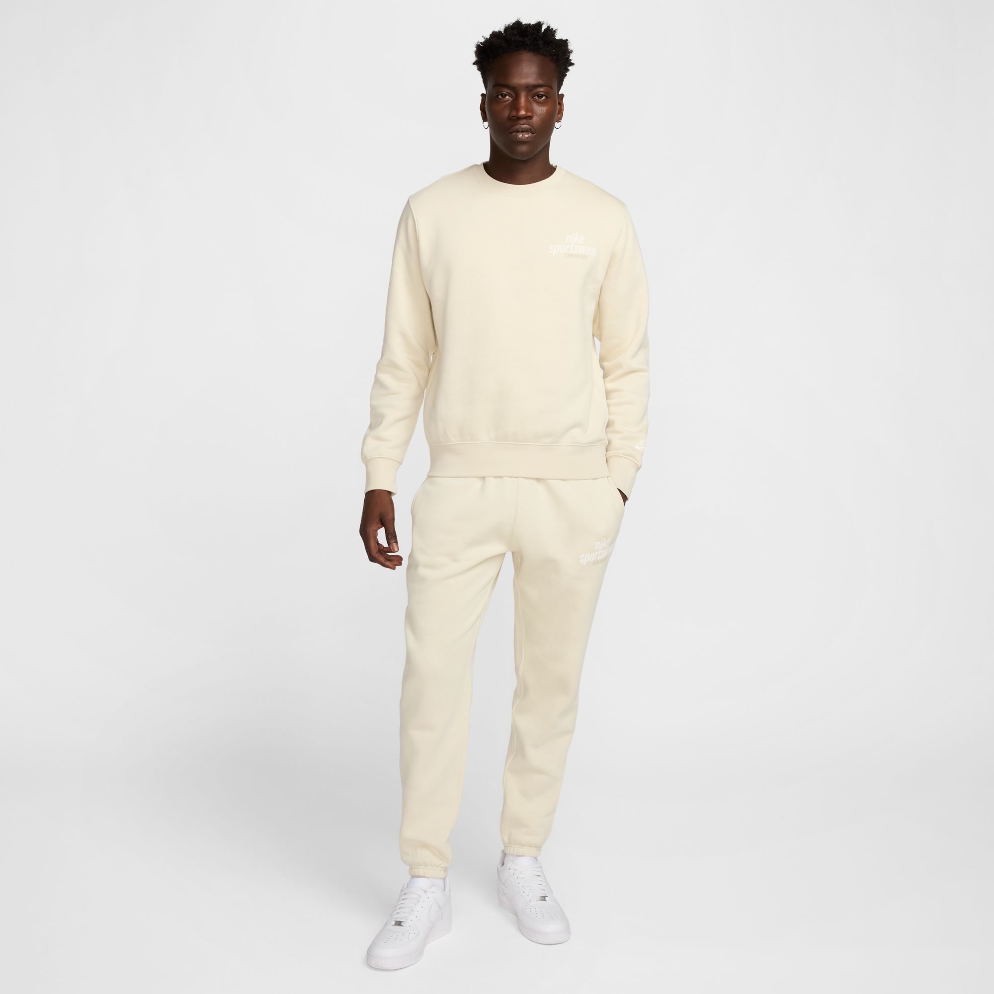 NIKE M NK CLUB BB CREW NSW GFX LT KHAKI/SAIL – Bild 3