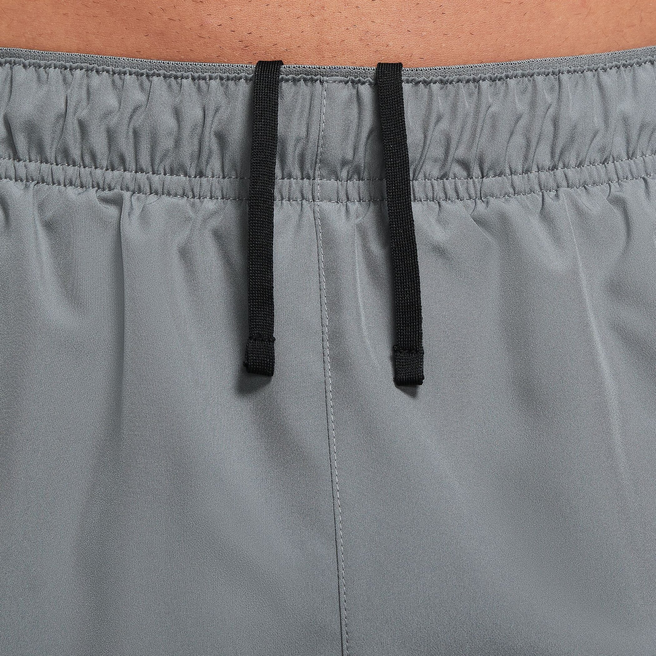 NIKE M NK DF CHALLENGER 5BF SHORT SMOKE GREY/SMOKE GREY/REFLECTI – Bild 4