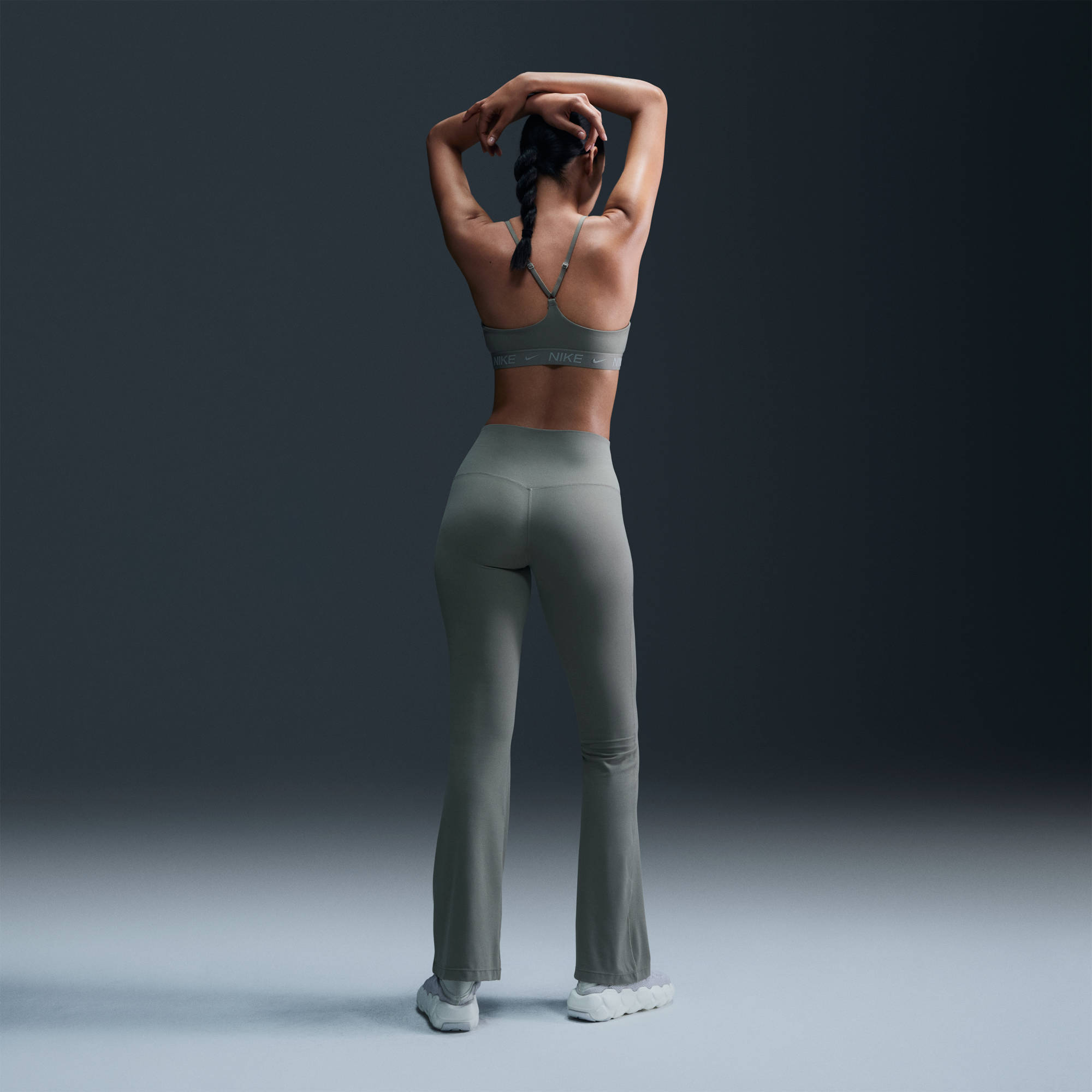 NIKE W NK DF INDY LGT SPT BRA LIGHT ARMY – Bild 2