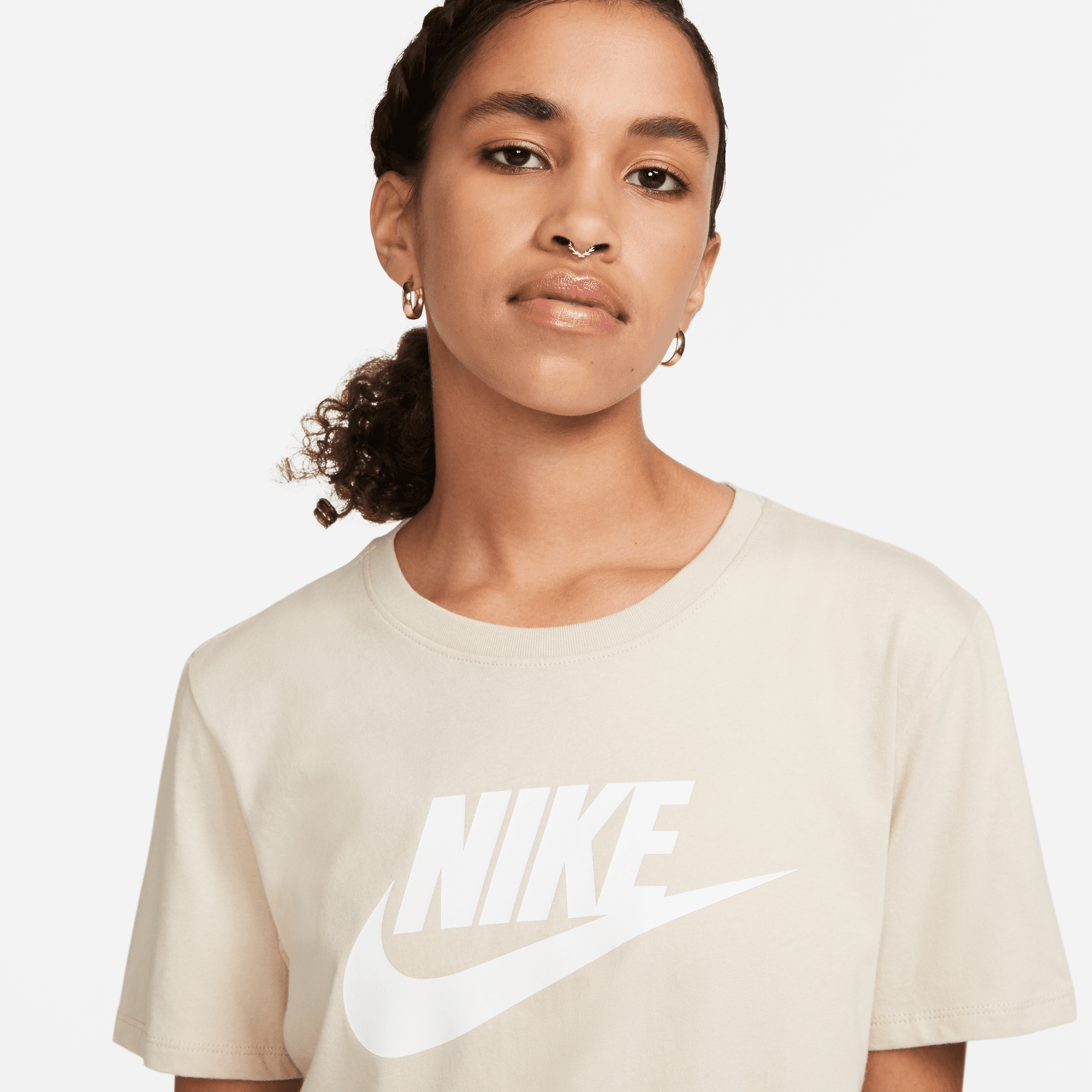 NIKE W NSW TEE ESSNTL ICN FTRA SANDDRIFT/WHITE – Bild 3