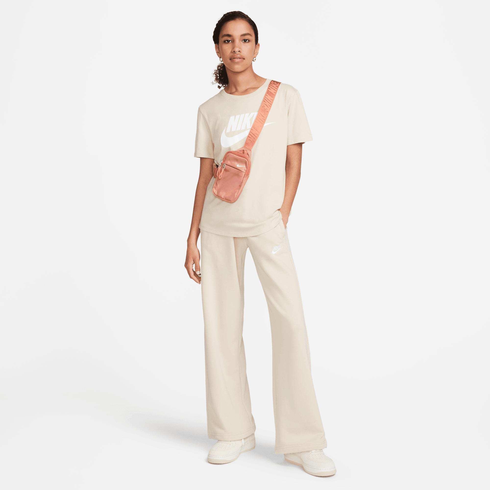 NIKE W NSW TEE ESSNTL ICN FTRA SANDDRIFT/WHITE – Bild 4