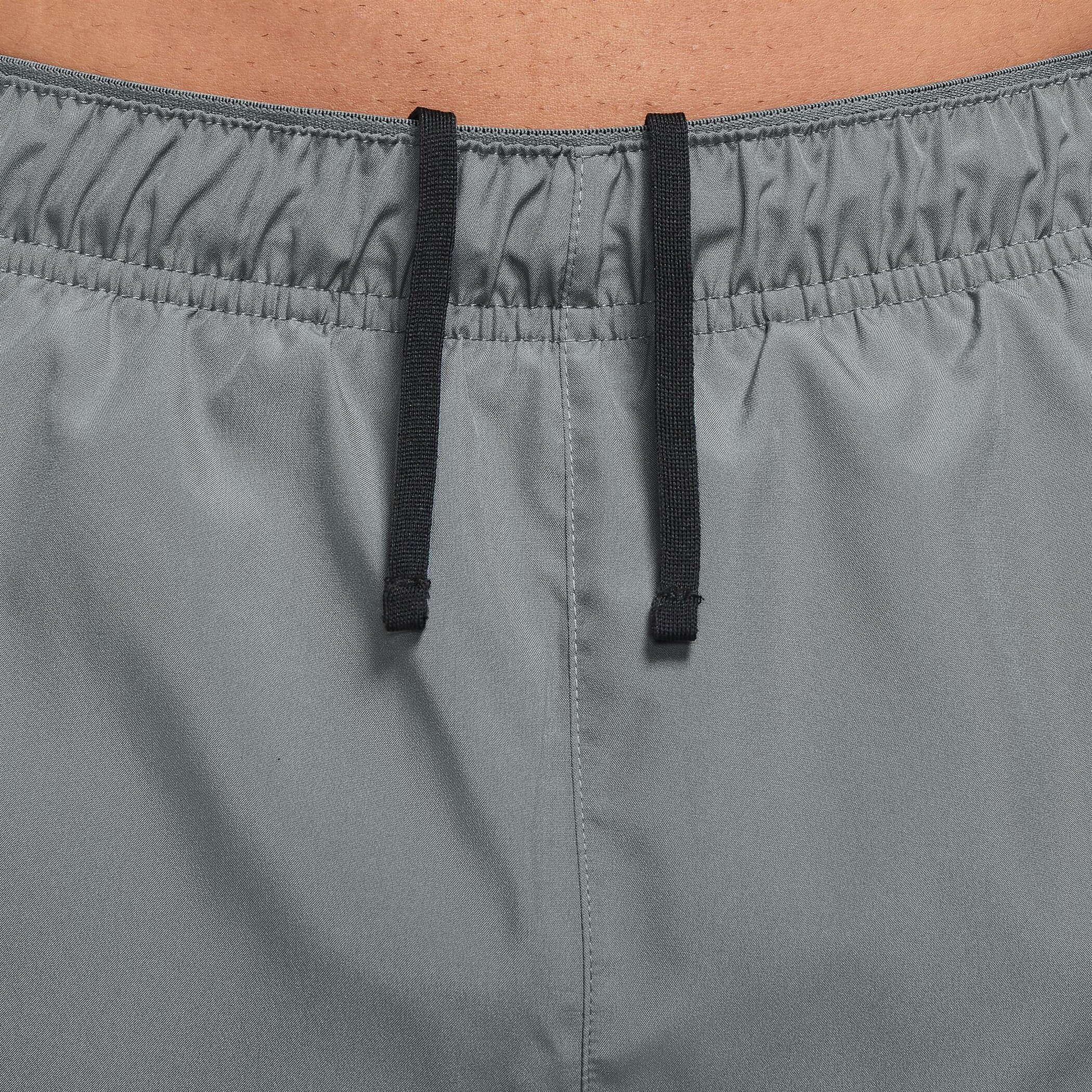 NIKE M NK DF CHALLENGER 7BF SHORT SMOKE GREY/SMOKE GREY/REFLECTI – Bild 4