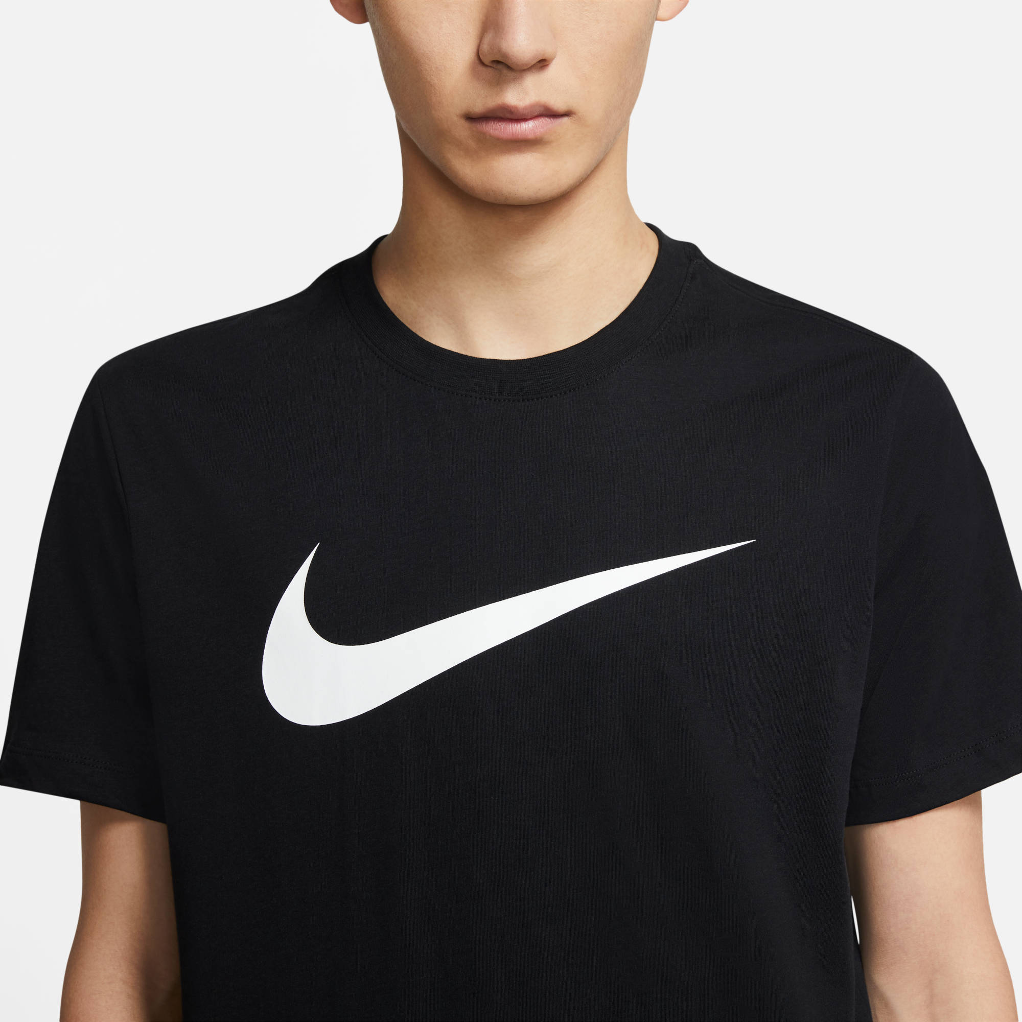 NIKE M NSW TEE ICON SWOOSH BLACK/WHITE – Bild 3