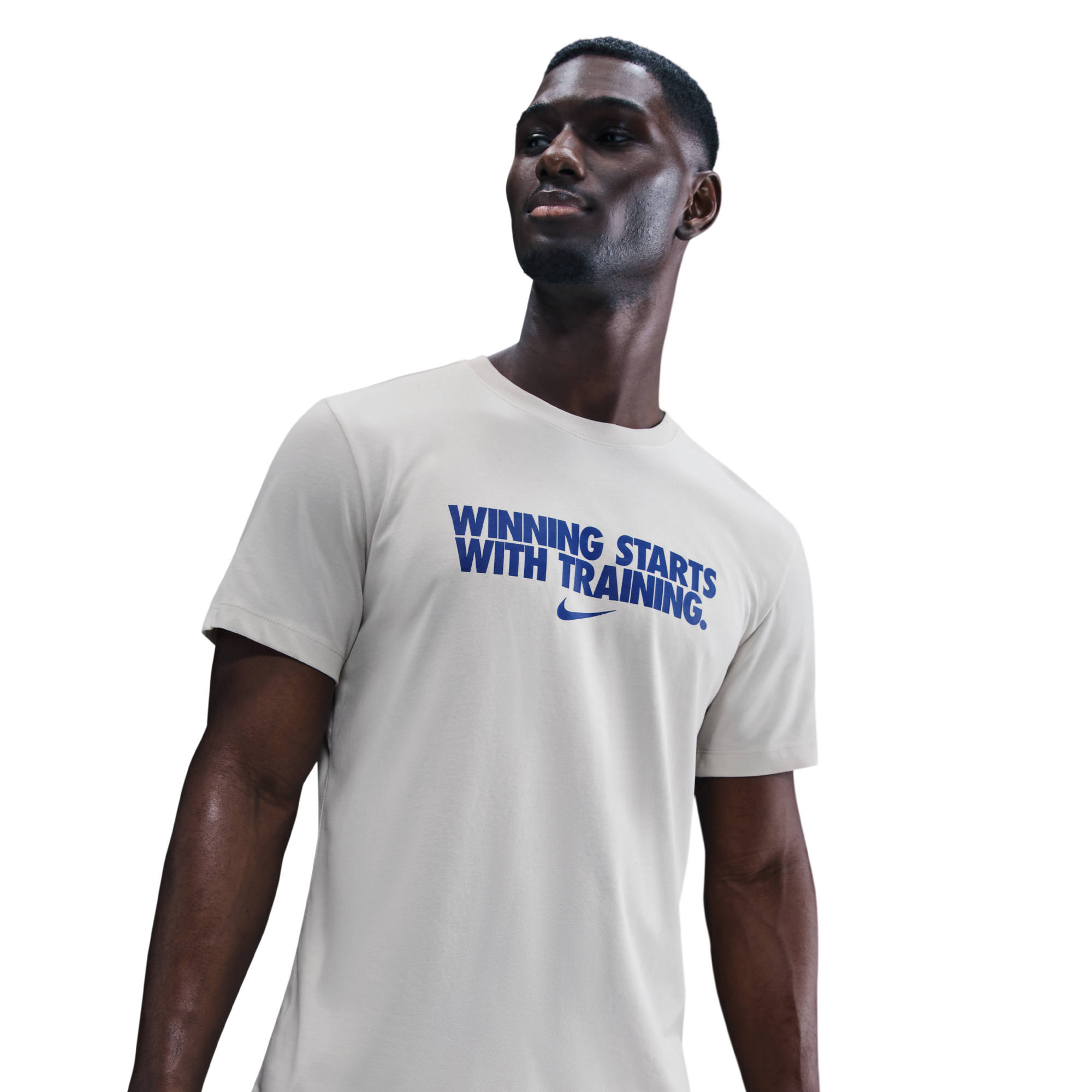 NIKE M NK DF TEE WINNING LIGHT BONE/RACER BLUE – Bild 2
