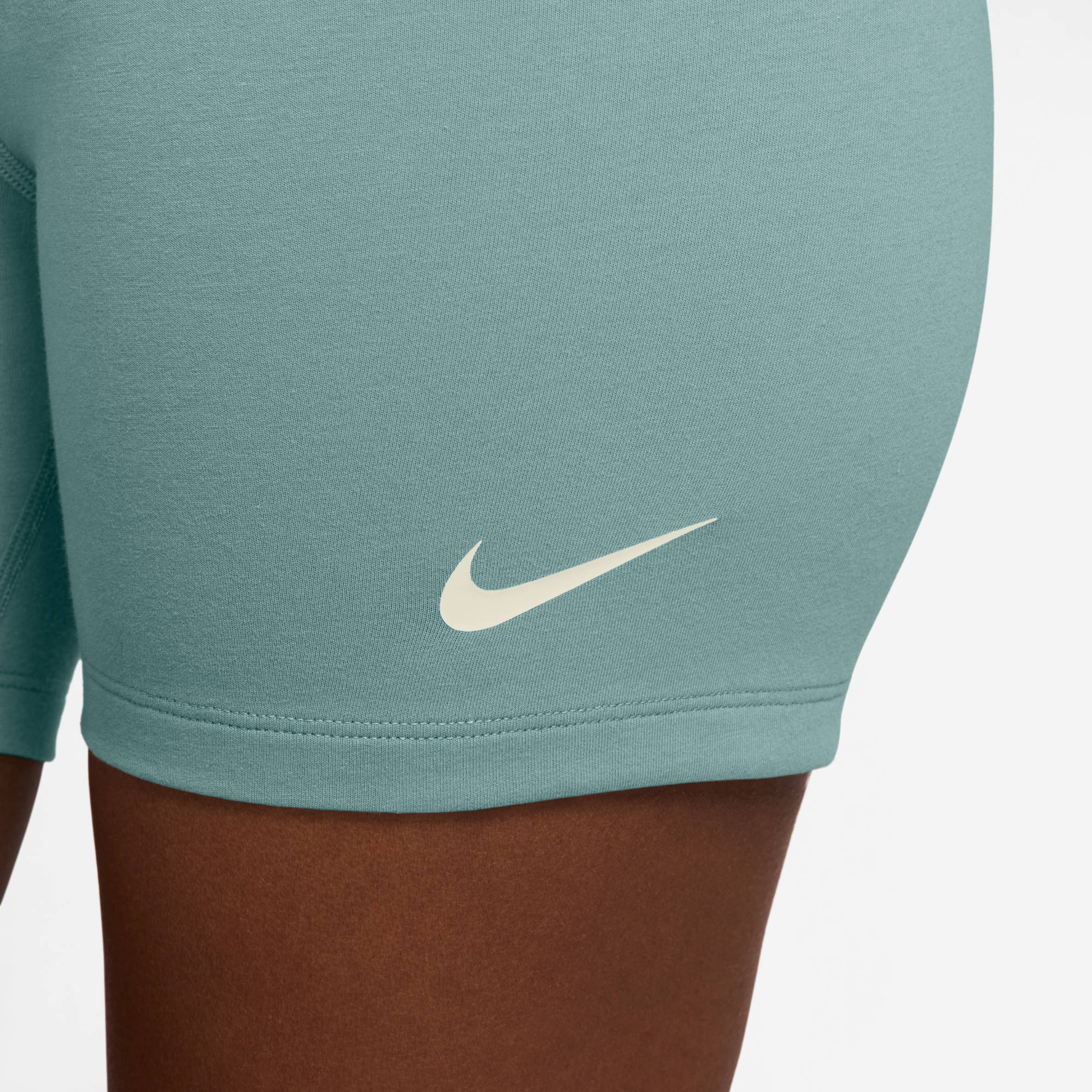 NIKE W NSW NK CLSC HR 5IN SHORT LBR CANNON/SAIL – Bild 3