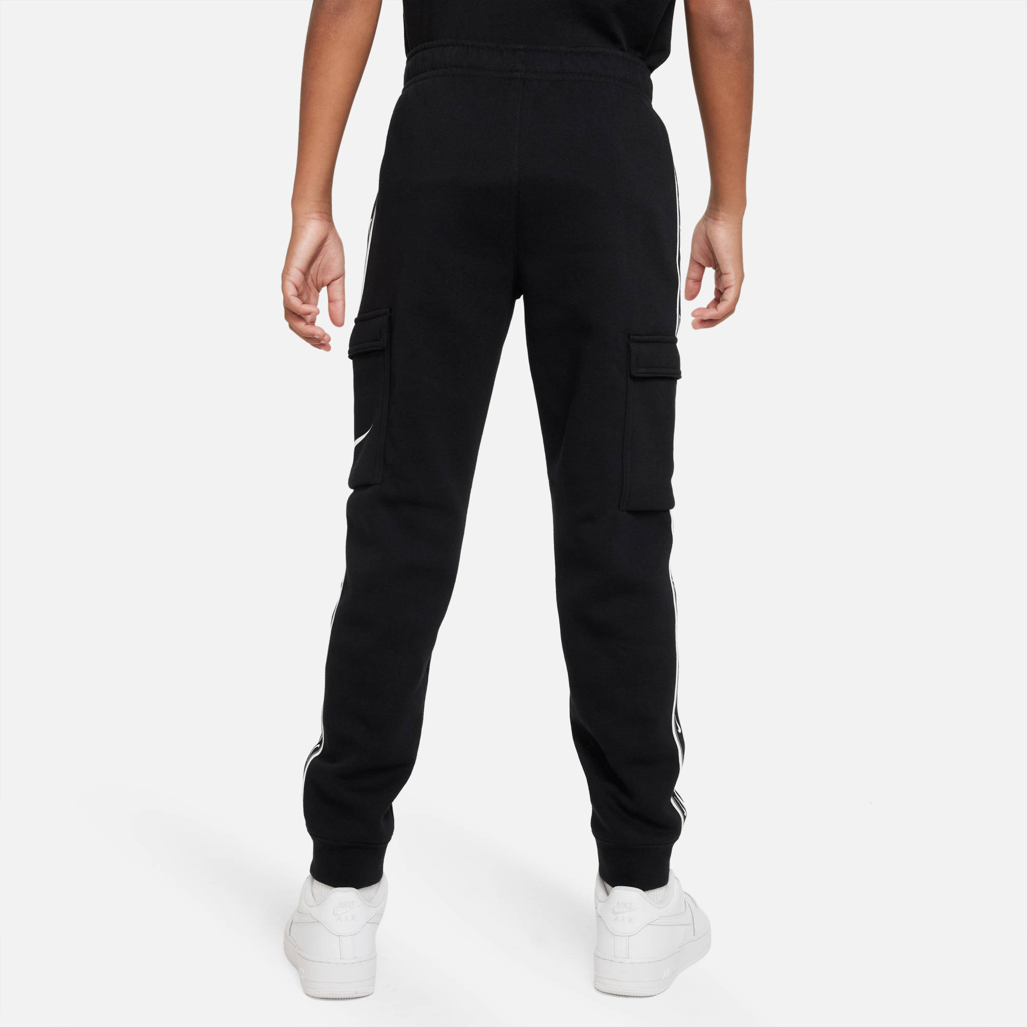 NIKE B NSW REPEAT SW FLC CARGO PANT BLACK/BLACK/WHITE – Bild 2