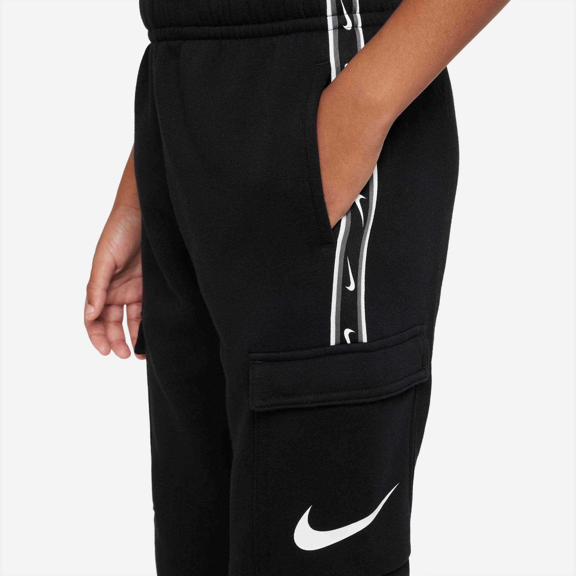 NIKE B NSW REPEAT SW FLC CARGO PANT BLACK/BLACK/WHITE – Bild 3