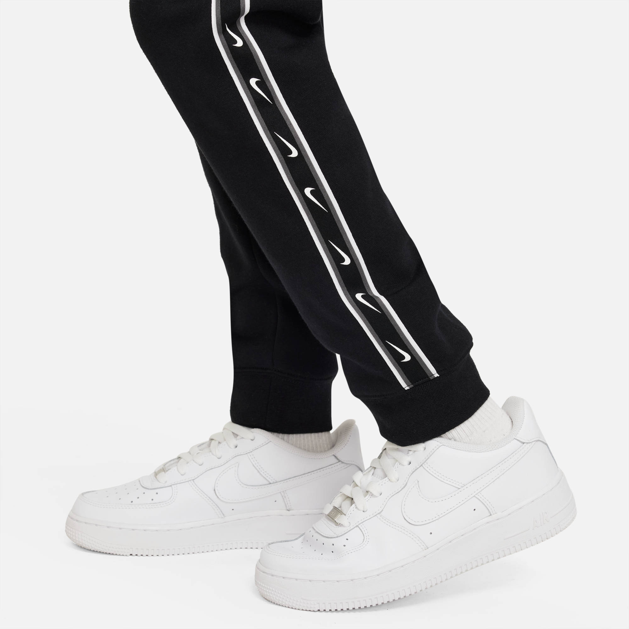 NIKE B NSW REPEAT SW FLC CARGO PANT BLACK/BLACK/WHITE – Bild 4