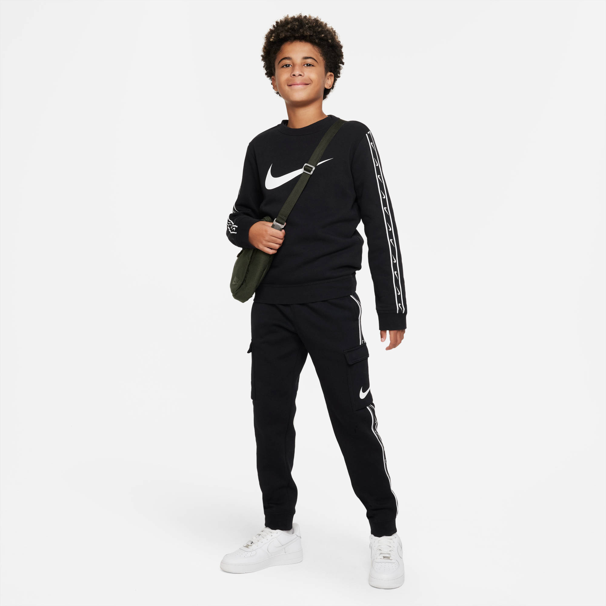 NIKE B NSW REPEAT SW FLC CARGO PANT BLACK/BLACK/WHITE – Bild 5