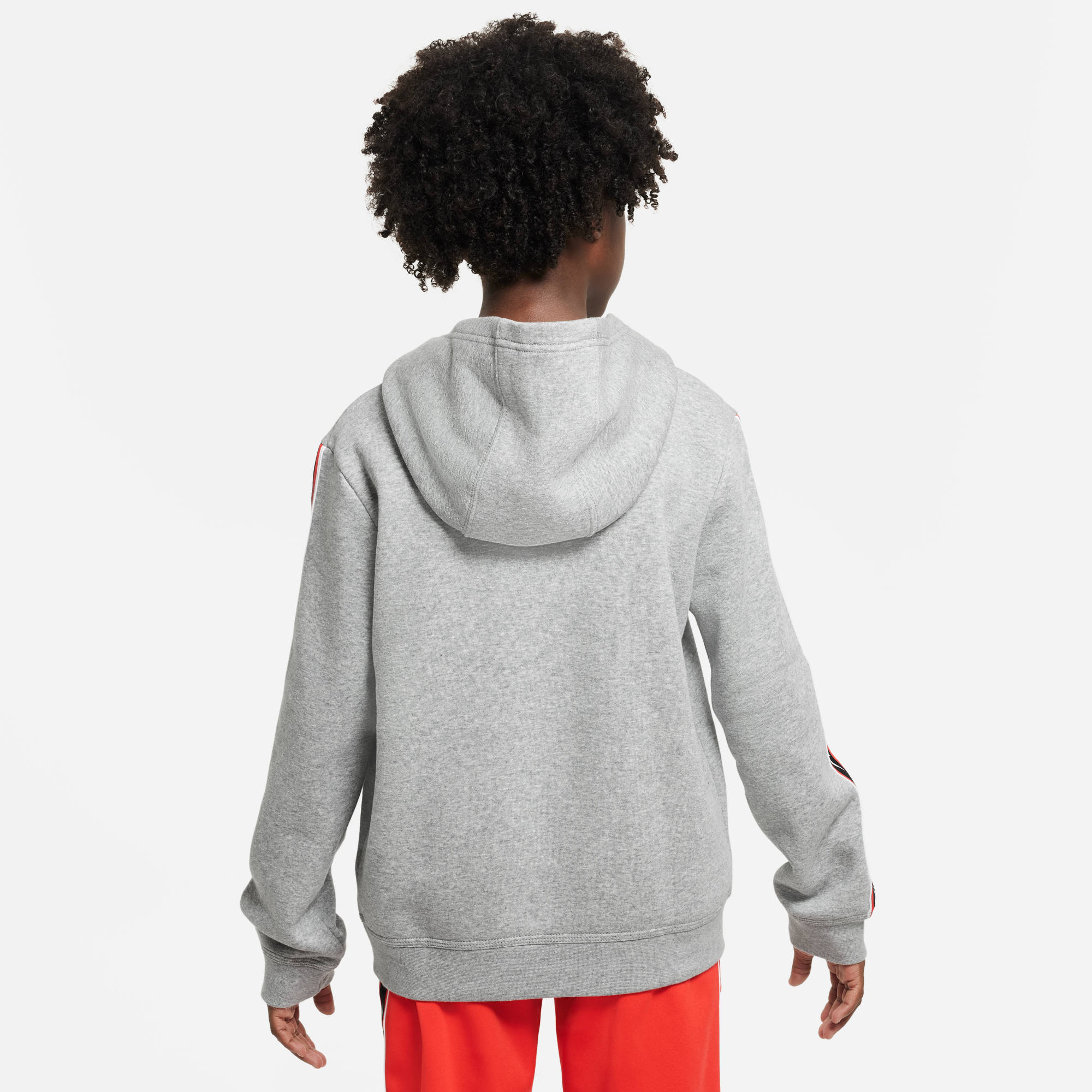 NIKE B NSW REPEAT SW FLC PO HOOD BB DK GREY HEATHER/LT CRIMSON – Bild 2