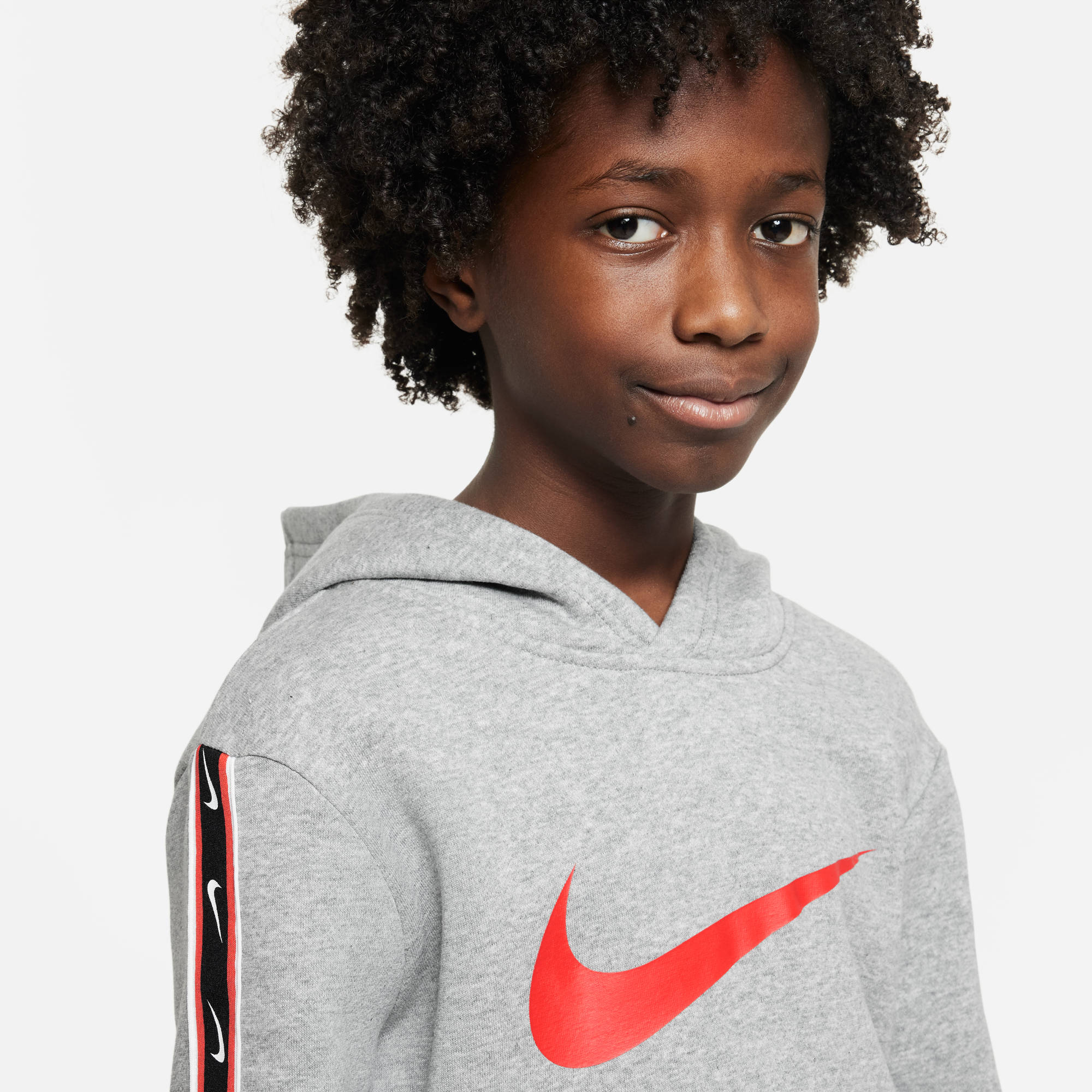 NIKE B NSW REPEAT SW FLC PO HOOD BB DK GREY HEATHER/LT CRIMSON – Bild 3