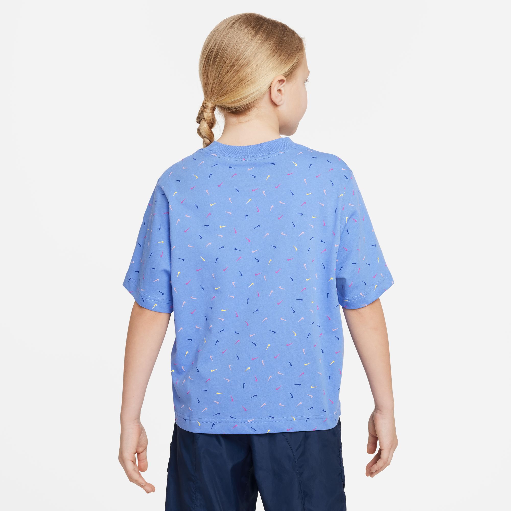 NIKE G NK NSW TEE BOXY SWOOSH AOP POLAR – Bild 2