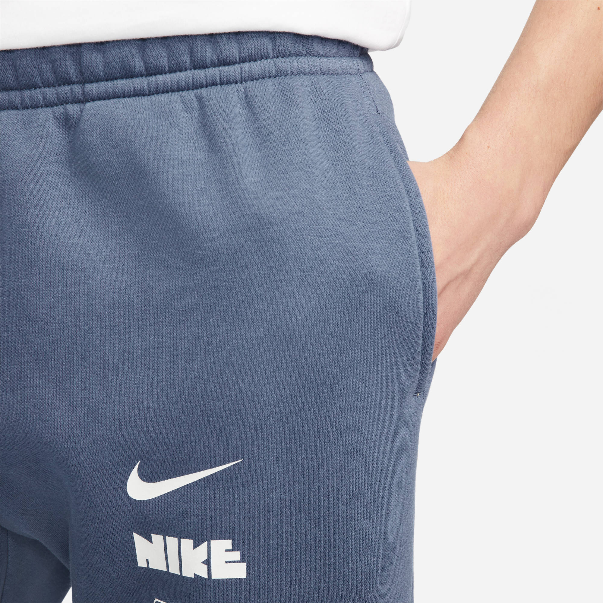 NIKE M NK CLUB+ BB CF PANT MLOGO DIFFUSED BLUE – Bild 3