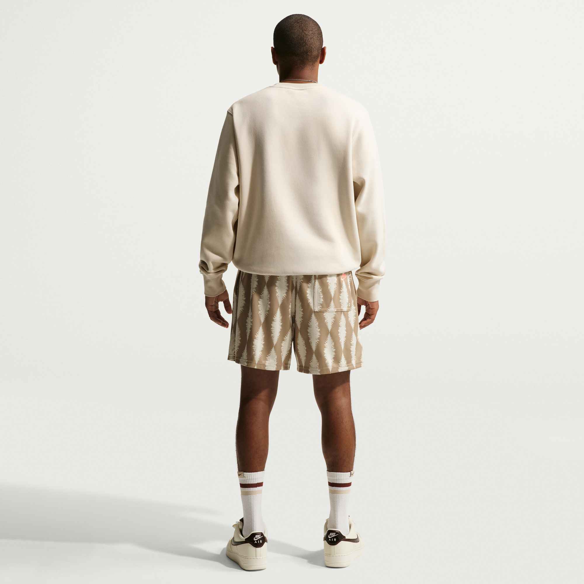 NIKE M NK CLUB BB CREW LT KHAKI/WHITE – Bild 2