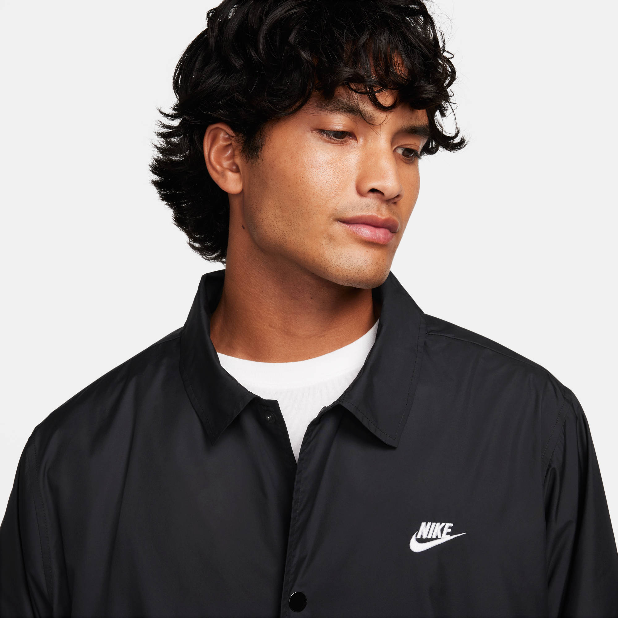 NIKE M NK CLUB COACHES JKT BLACK/WHITE – Bild 3