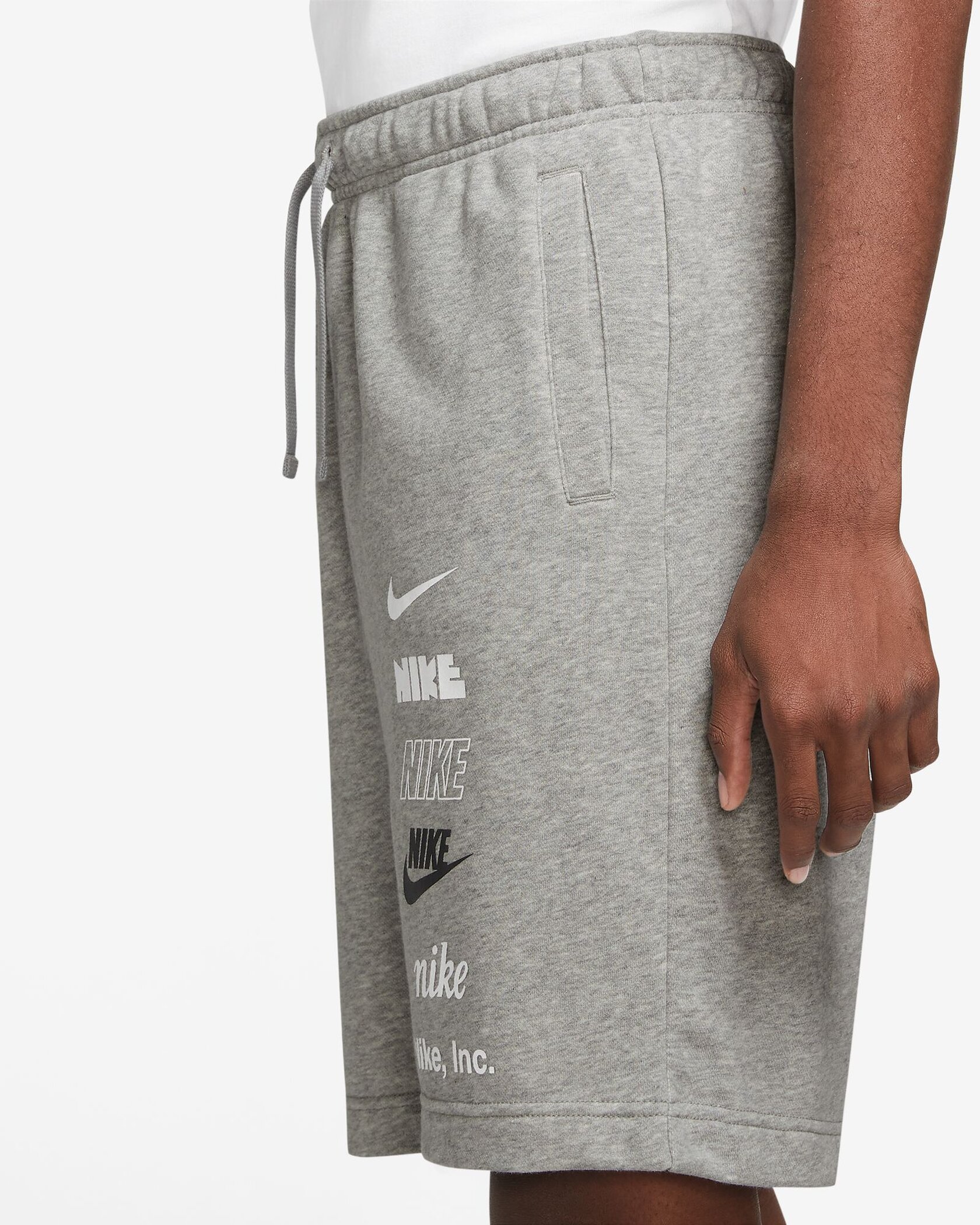 NIKE M NK CLUB+ FT SHORT MLOGO DK GREY HEATHER – Bild 3
