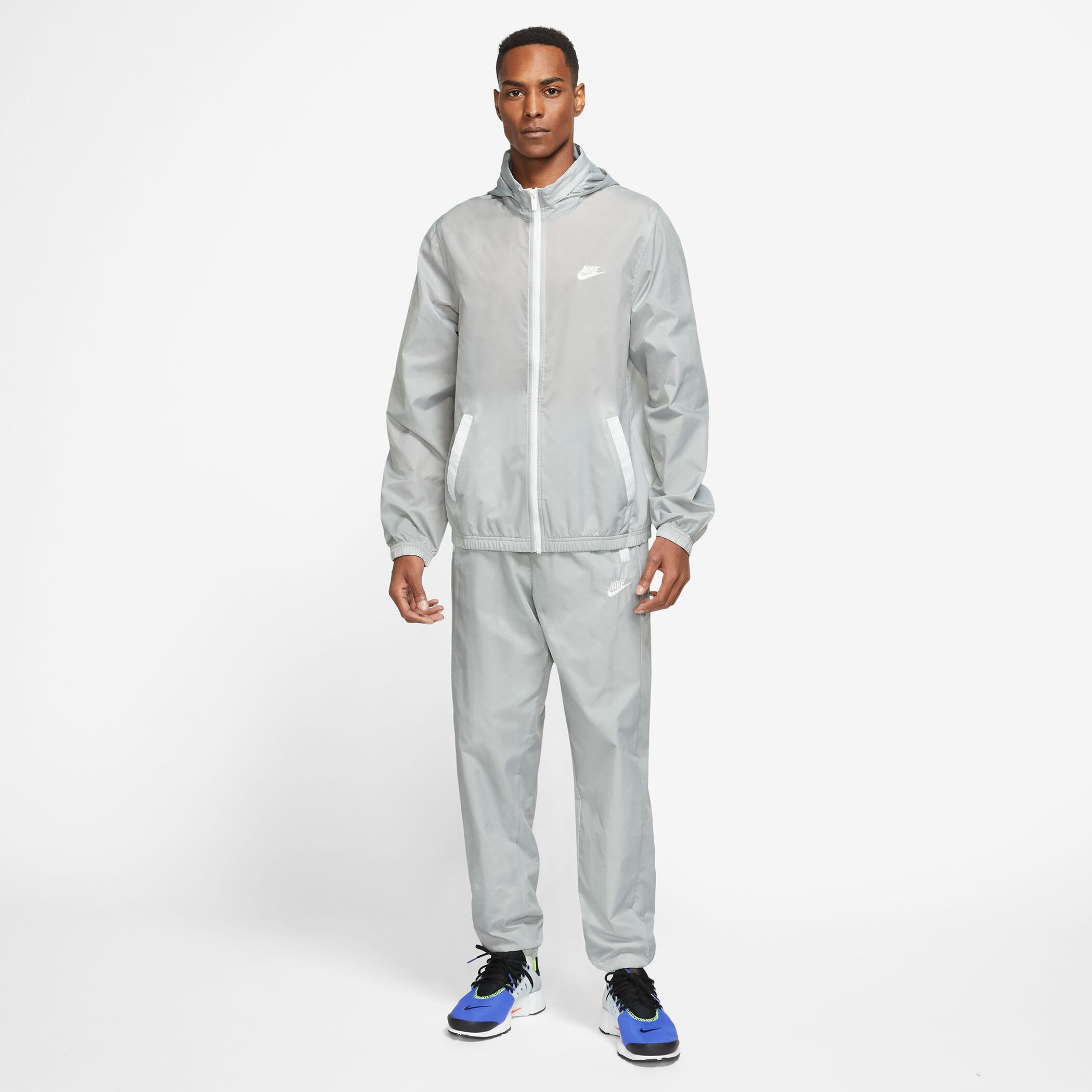 NIKE M NK CLUB LND WVN TRK SUIT LT SMOKE GREY/WHITE
