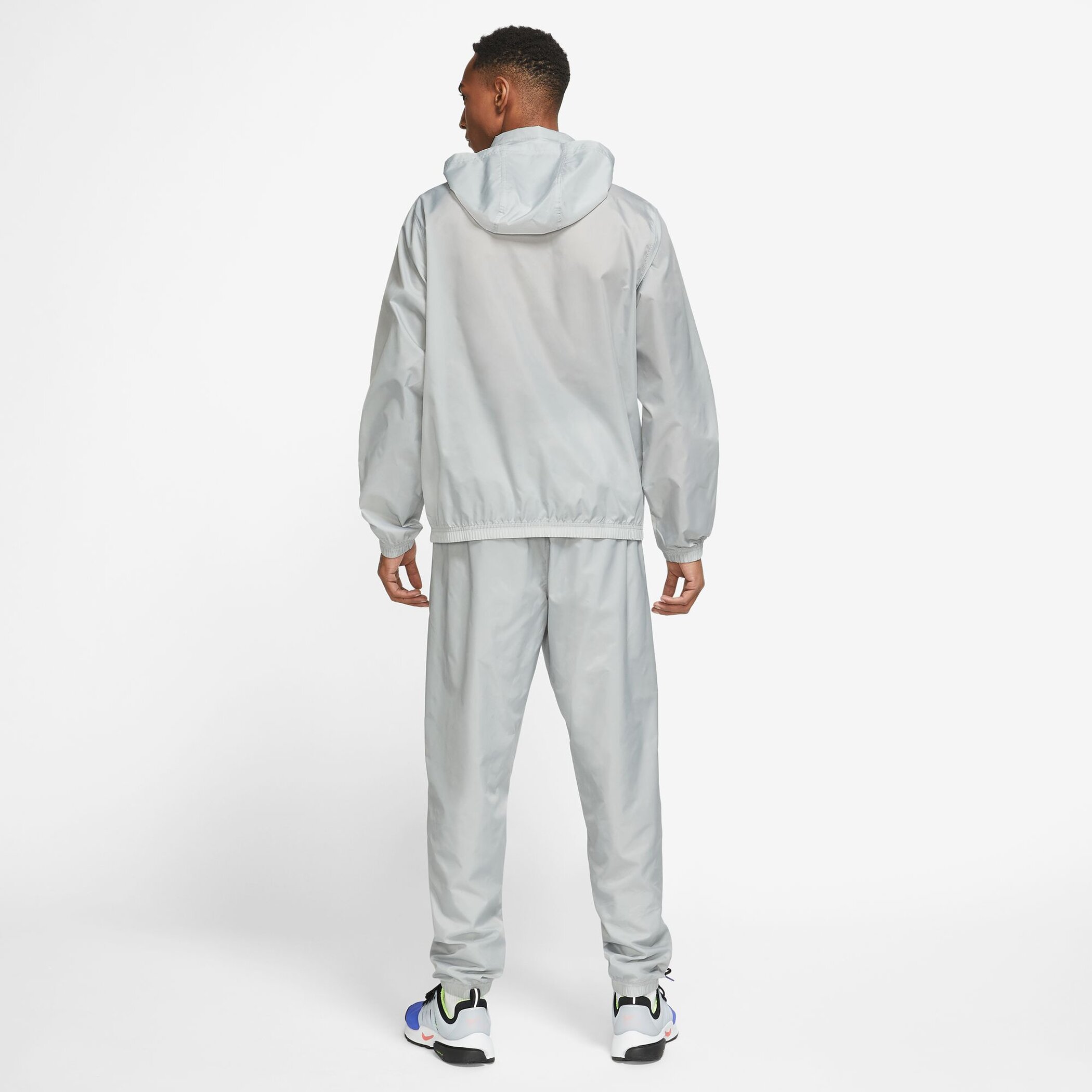 NIKE M NK CLUB LND WVN TRK SUIT LT SMOKE GREY/WHITE – Bild 2