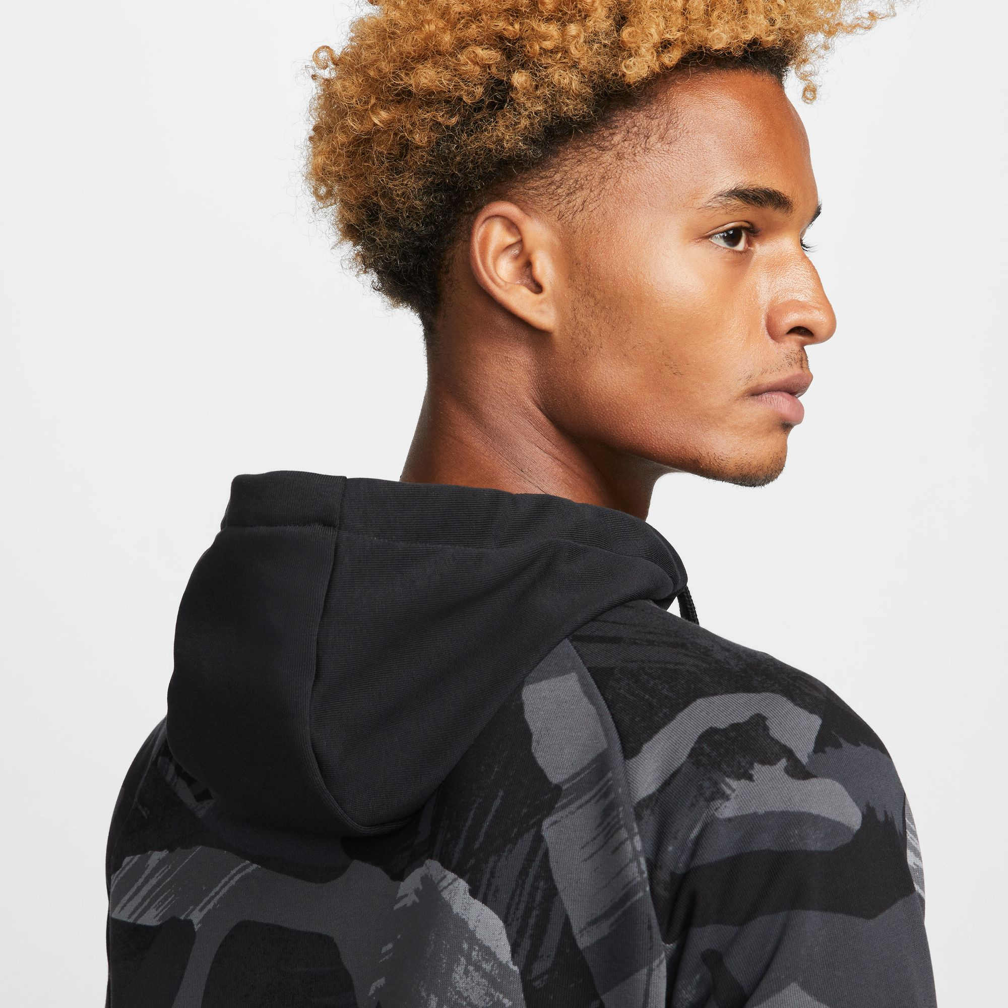 NIKE M NK DF FLC HD FZ CAMO BLACK/BLACK/COCONUT MILK – Bild 3