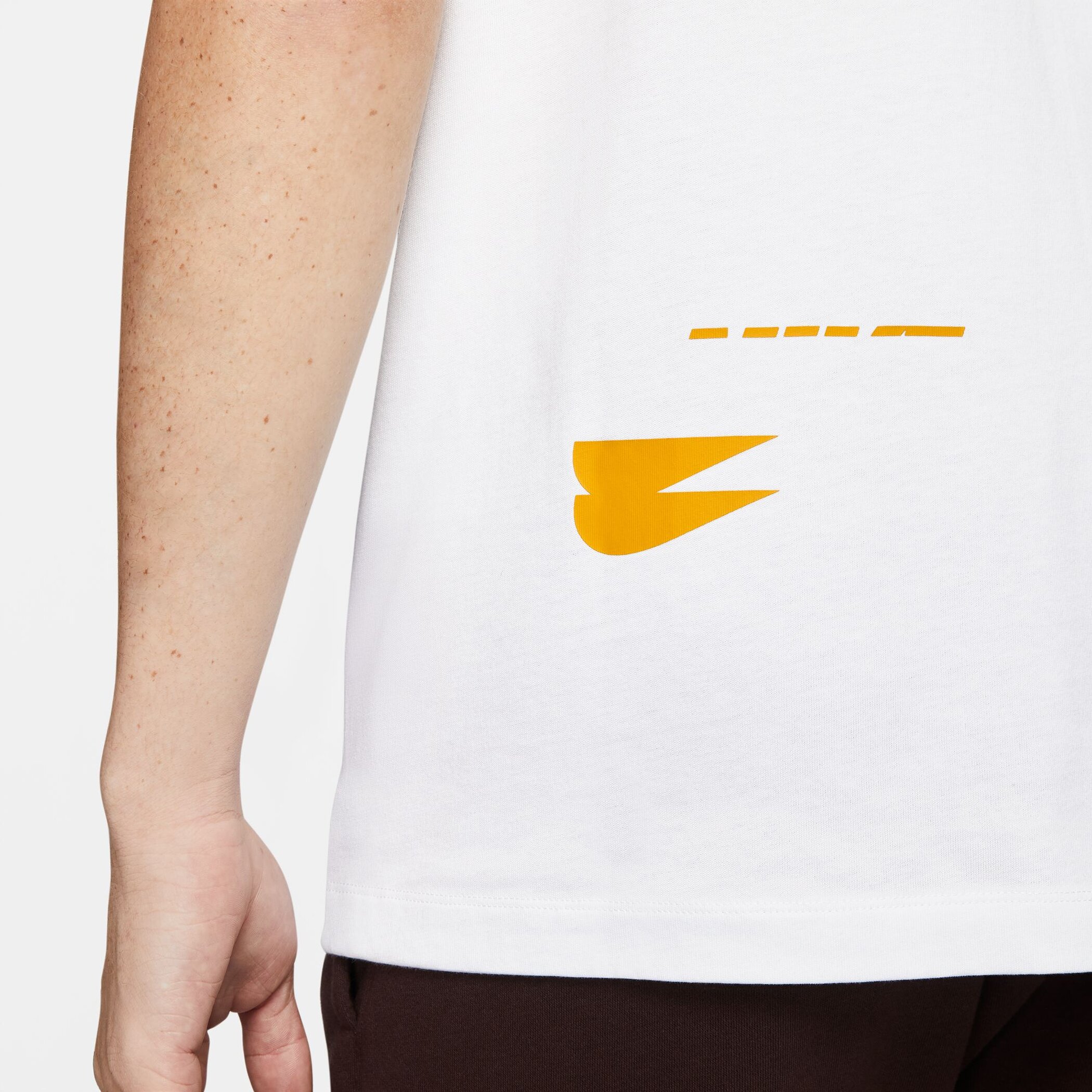 NIKE M NSW ESS+ SPORT 1 TEE – Bild 7