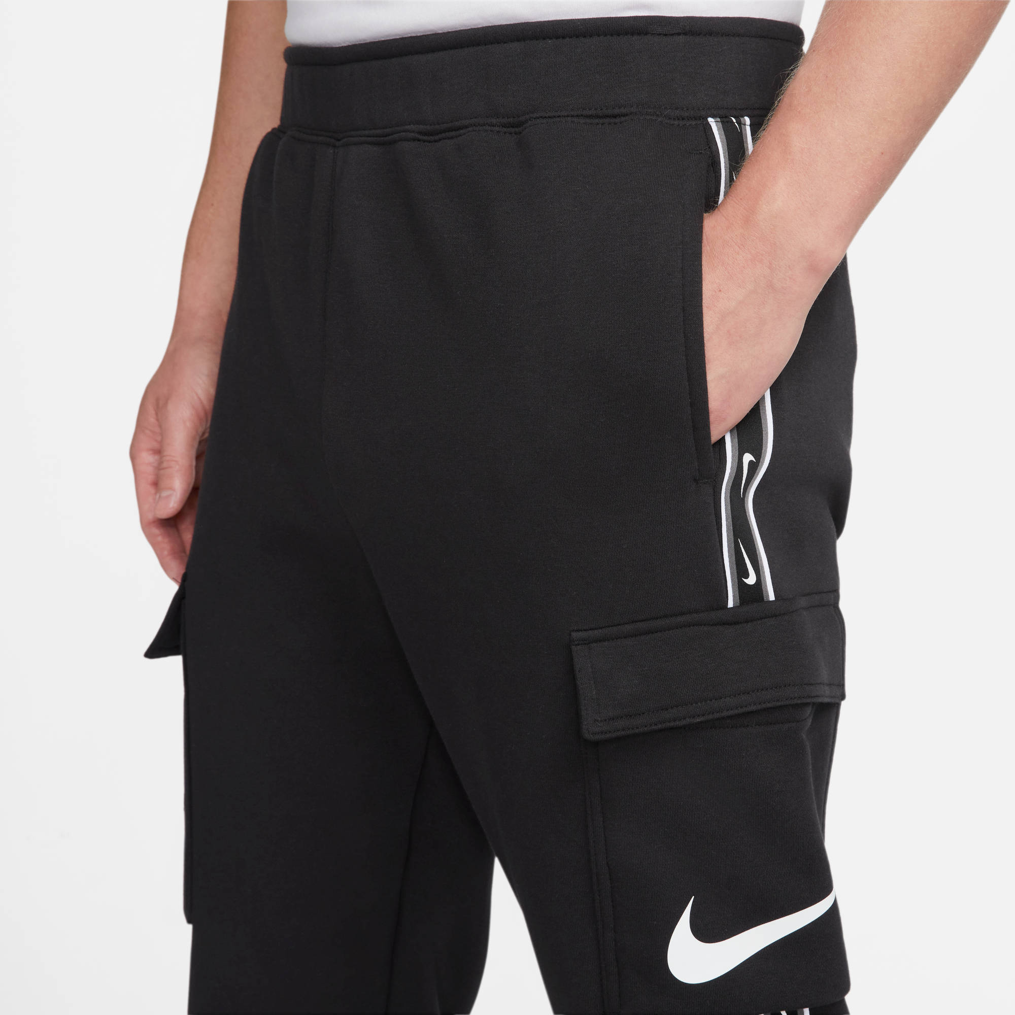 NIKE M NSW REPEAT SW FLC CARGO PANT BLACK/BLACK/WHITE – Bild 3