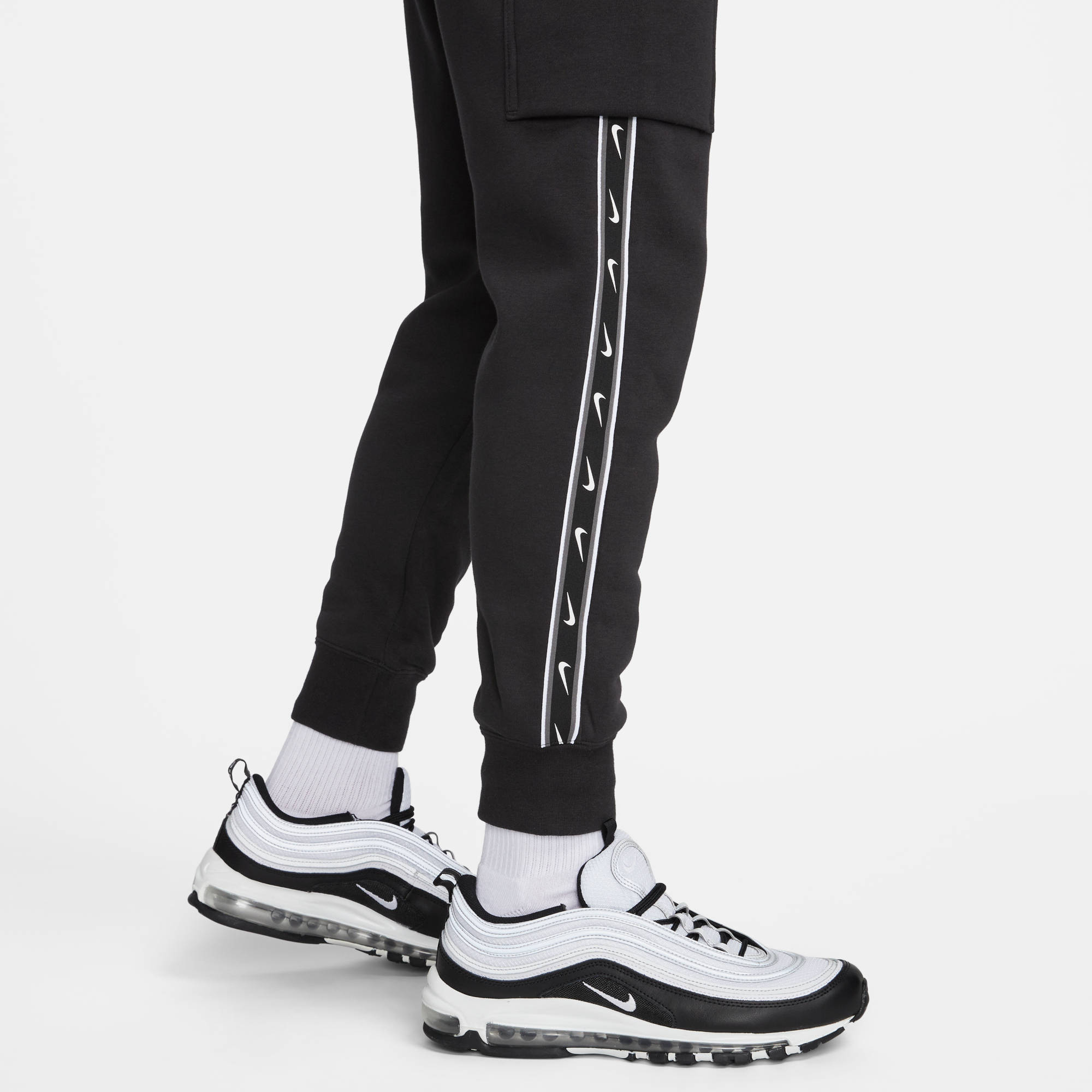 NIKE M NSW REPEAT SW FLC CARGO PANT BLACK/BLACK/WHITE – Bild 4