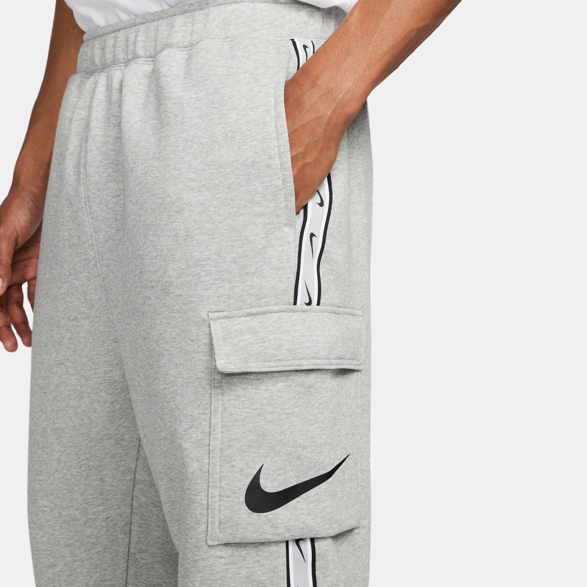 NIKE M NSW REPEAT SW FLC CARGO PANT DK GREY HEATHER/BLACK – Bild 3