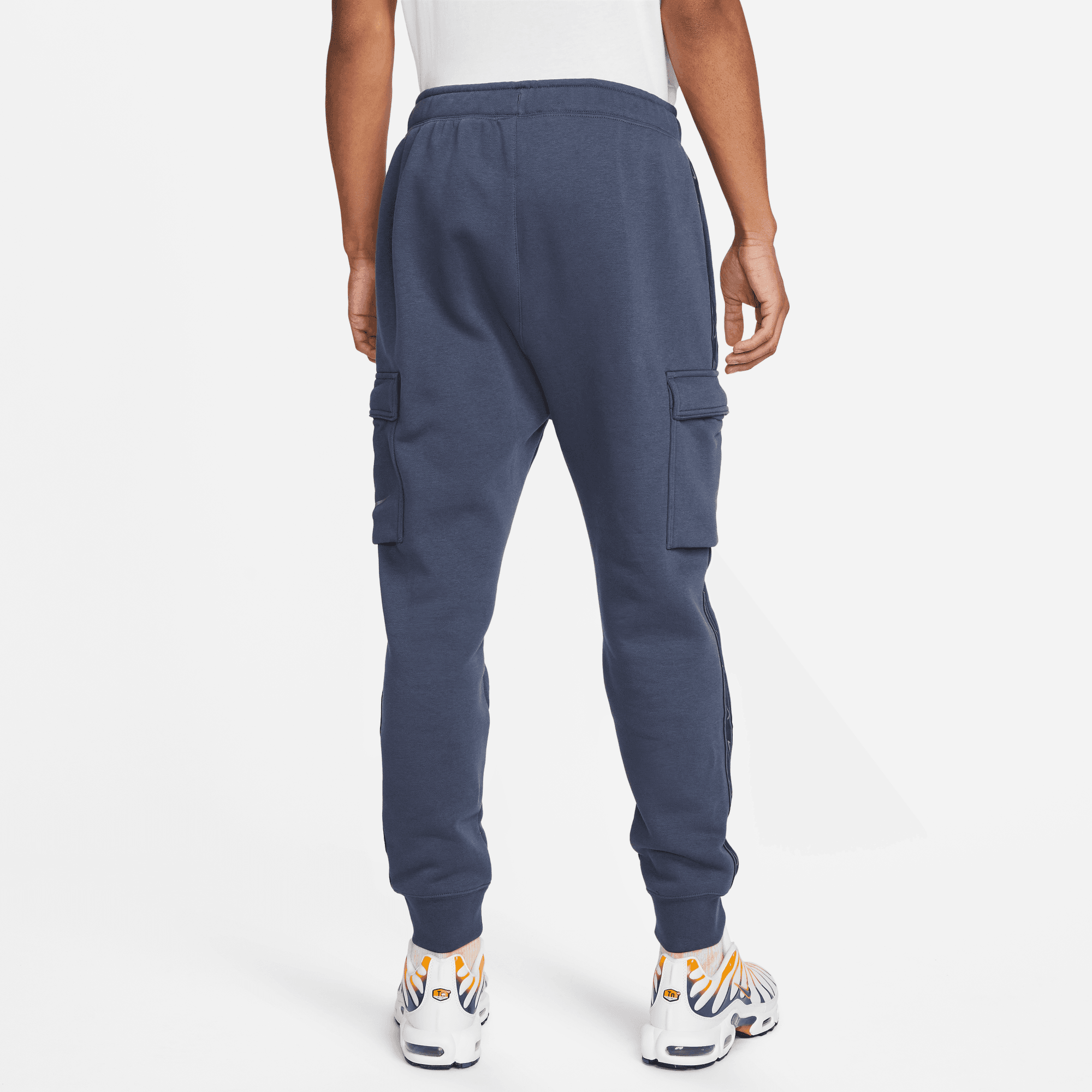 NIKE M NSW REPEAT SW FLC CARGO PANT THUNDER BLUE/MTLC COOL GRE – Bild 2