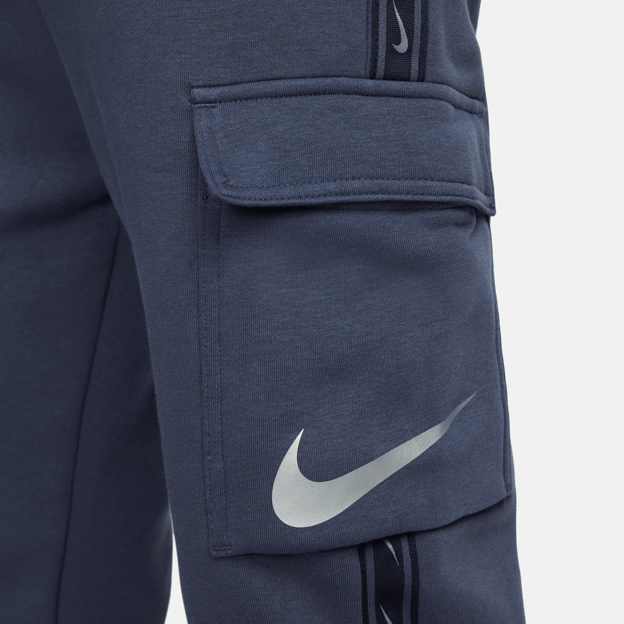 NIKE M NSW REPEAT SW FLC CARGO PANT THUNDER BLUE/MTLC COOL GRE – Bild 4