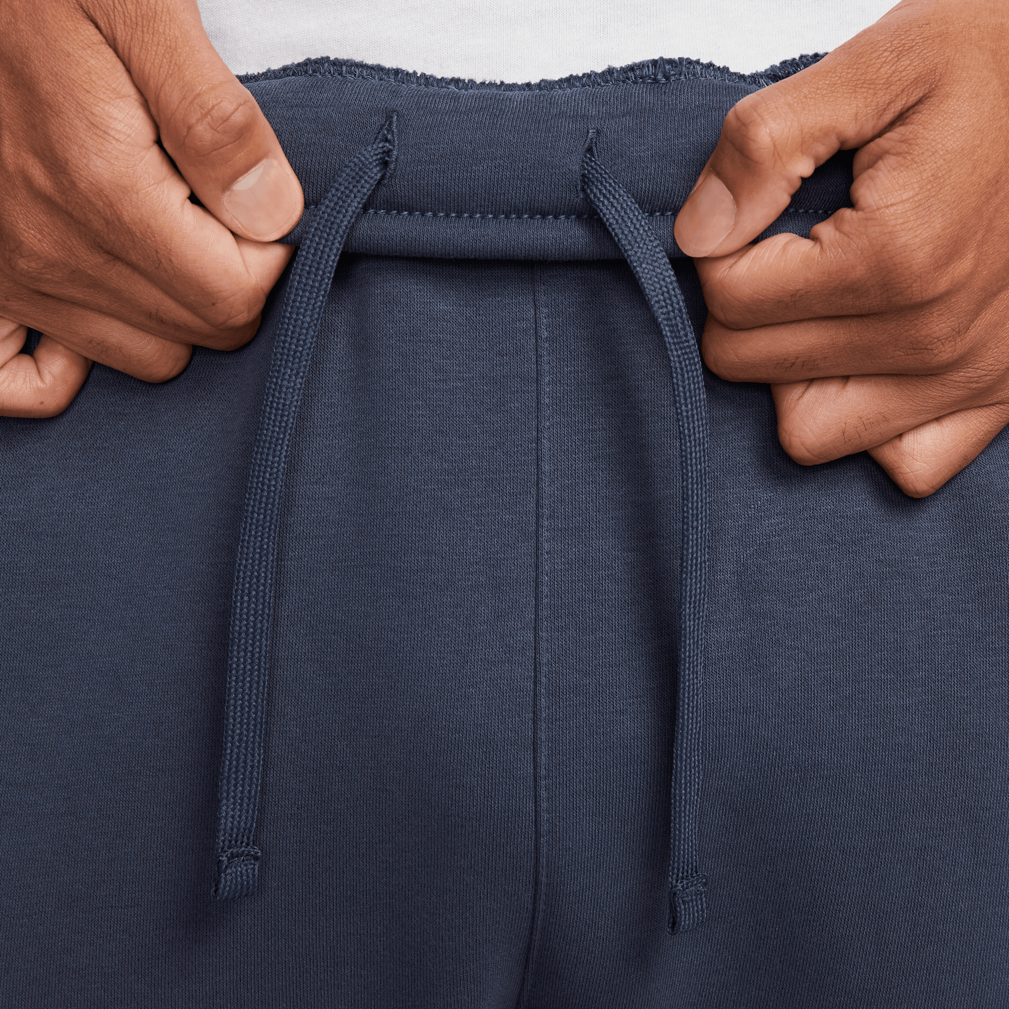 NIKE M NSW REPEAT SW FLC CARGO PANT THUNDER BLUE/MTLC COOL GRE – Bild 6
