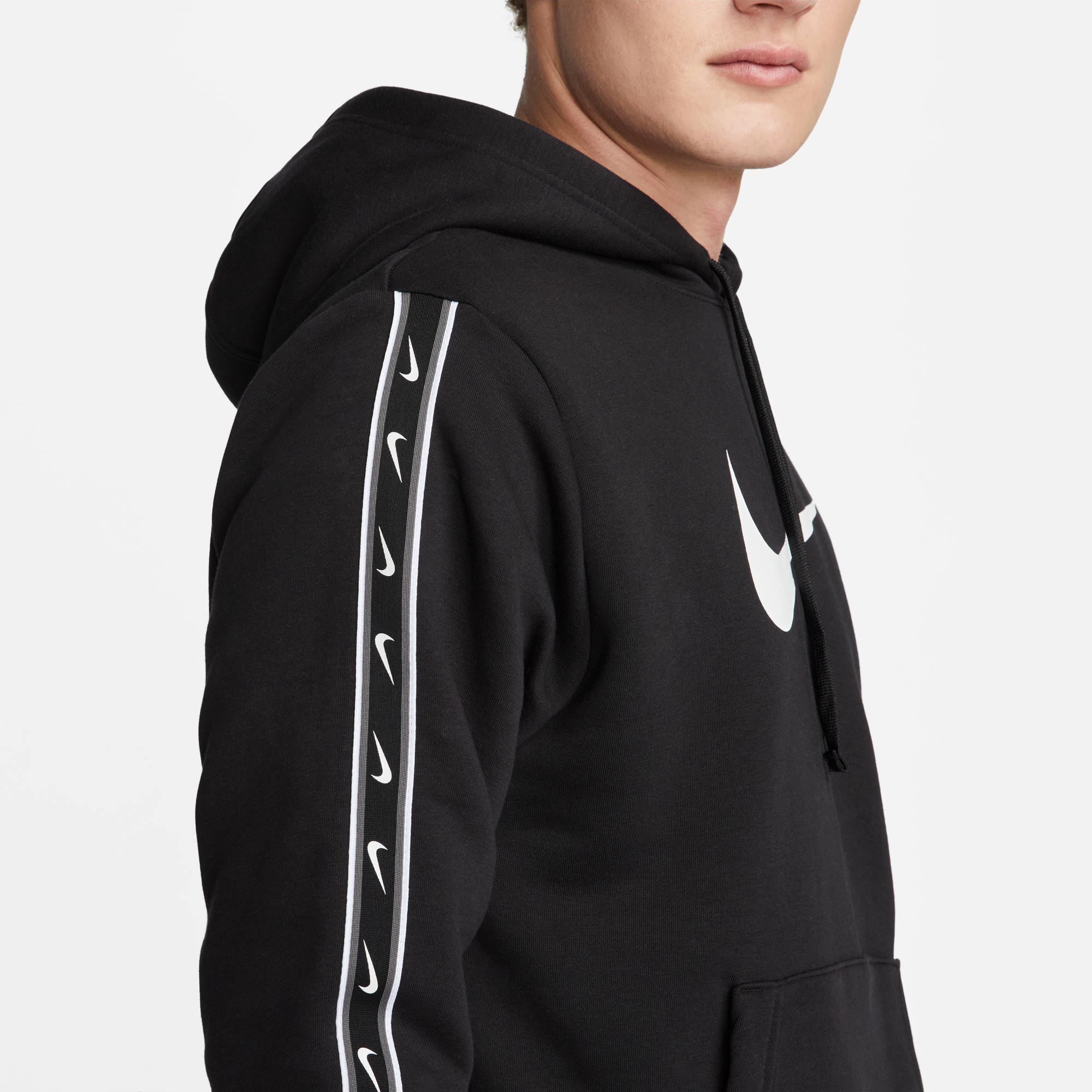 NIKE M NSW REPEAT SW FLC PO HOOD BB BLACK/BLACK/WHITE – Bild 4