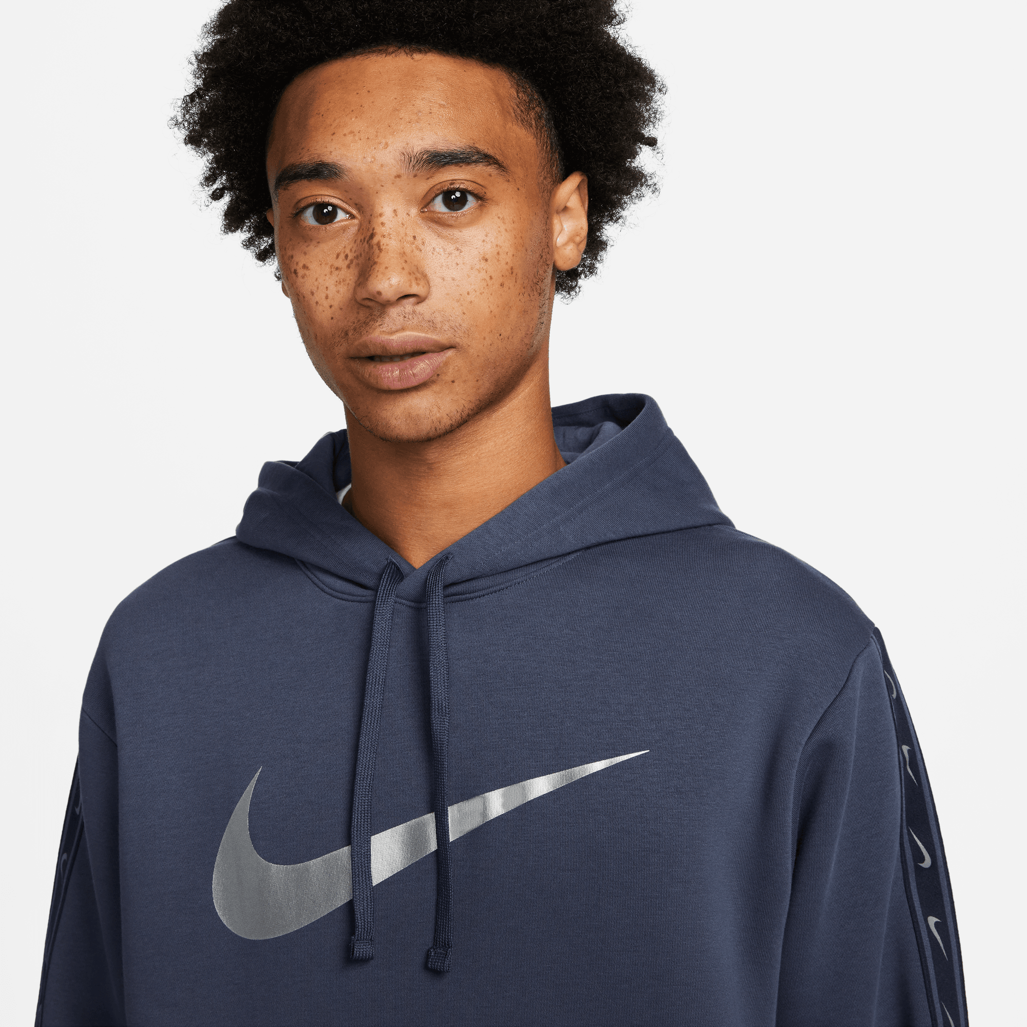 NIKE M NSW REPEAT SW FLC PO HOOD BB THUNDER BLUE/MTLC COOL GRE – Bild 3