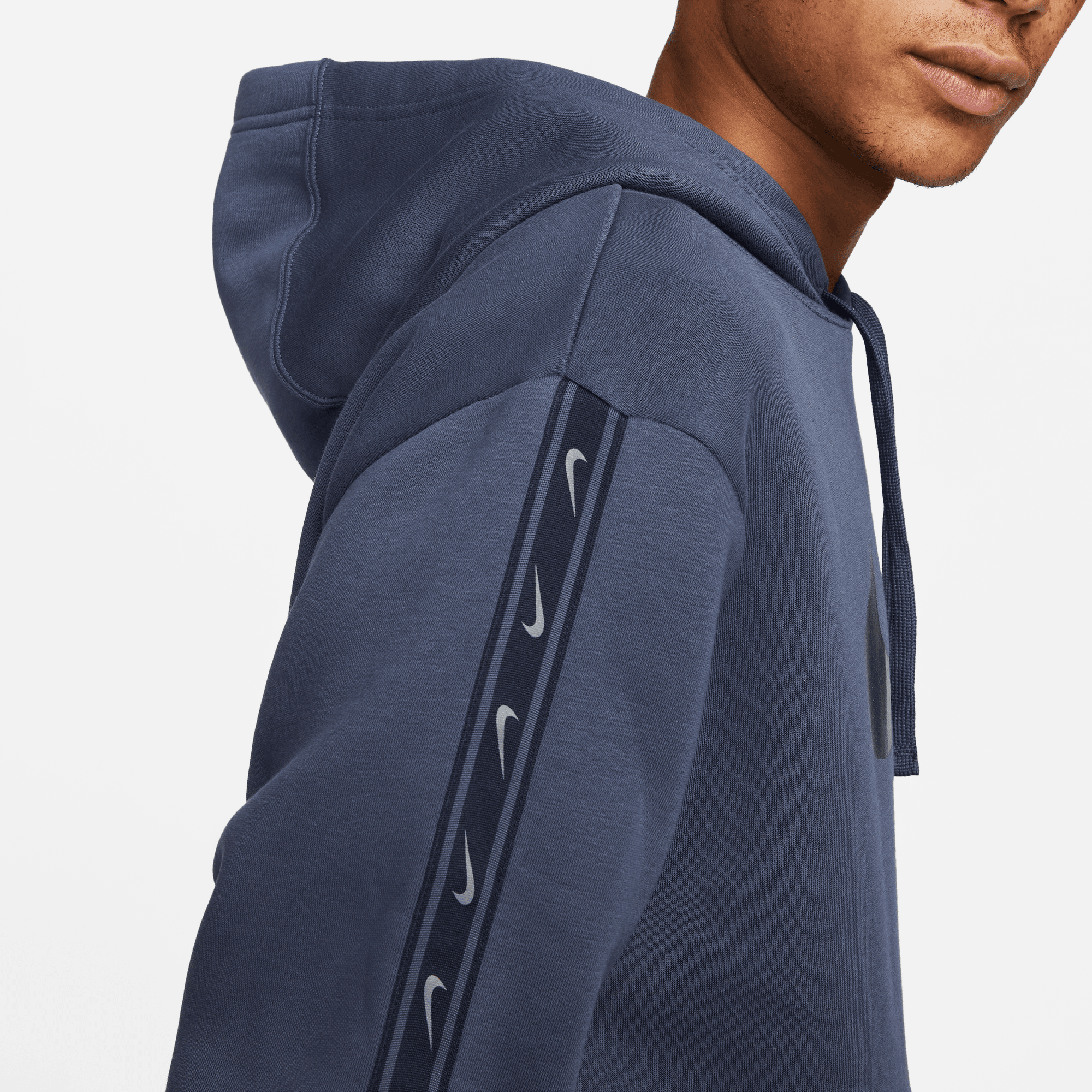NIKE M NSW REPEAT SW FLC PO HOOD BB THUNDER BLUE/MTLC COOL GRE – Bild 4