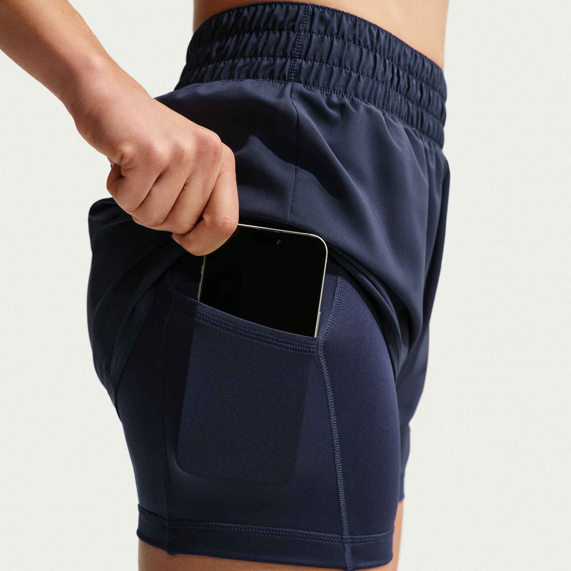 NIKE W NK ONE DF HR 3IN 2N1 SHORT MIDNIGHT NAVY/WHITE – Bild 3