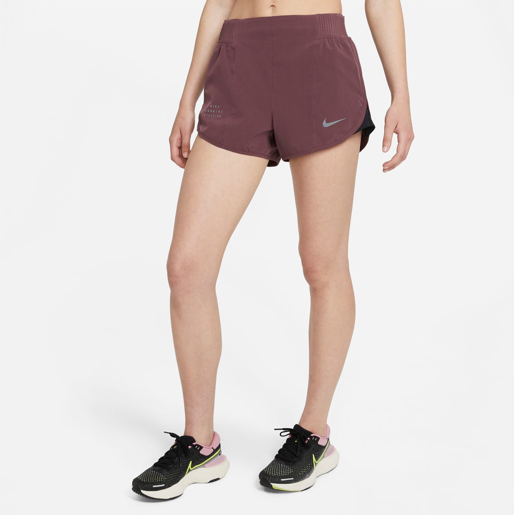 NIKE W NK RUN DVN TEMPO LX SHORT DARK WINE/BLACK/BLACK – Bild 2