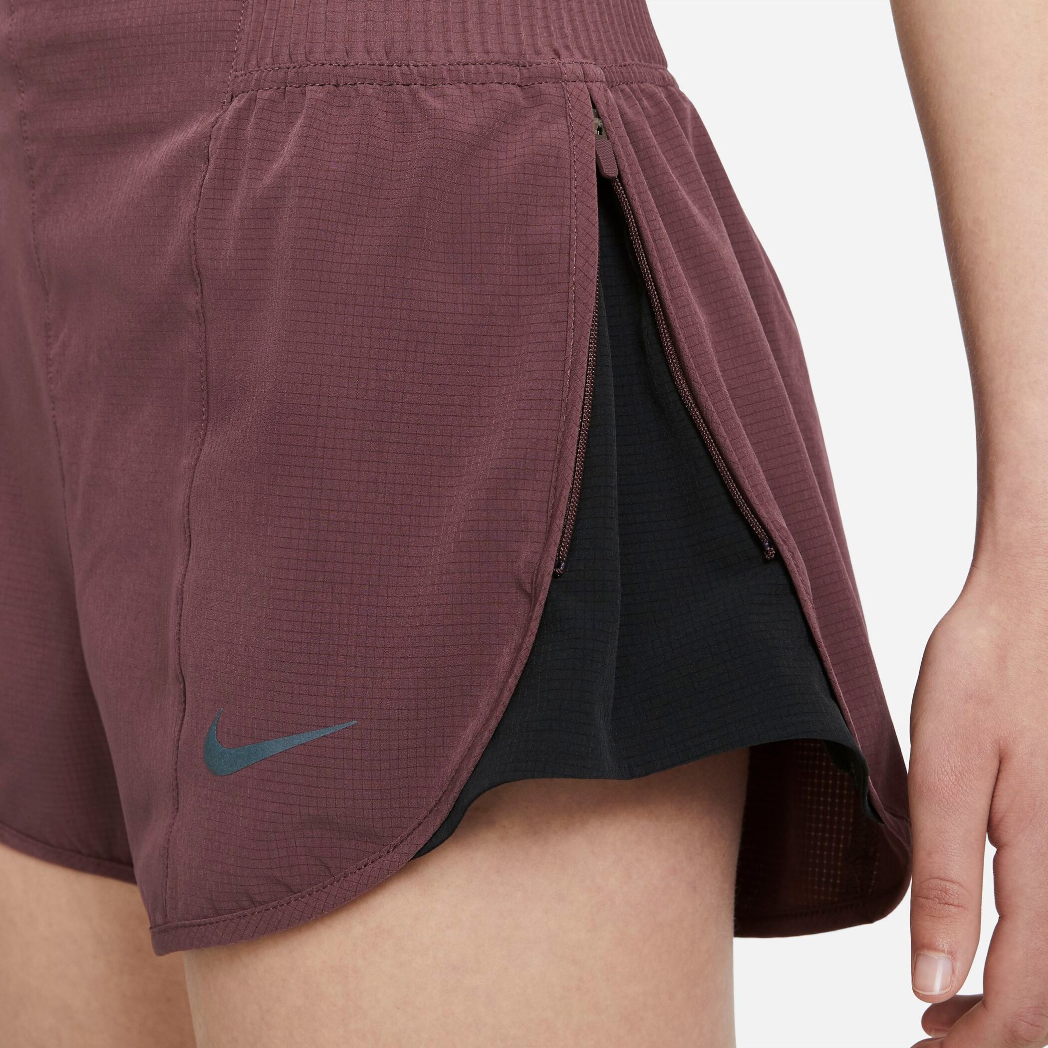 NIKE W NK RUN DVN TEMPO LX SHORT DARK WINE/BLACK/BLACK – Bild 6