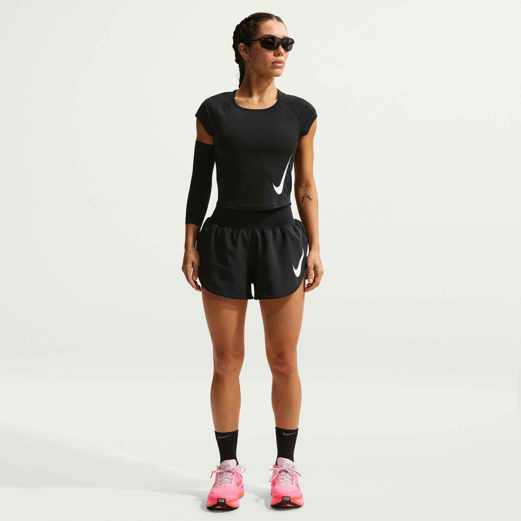 NIKE W NK TEMPO FLW SWSH MR DF SHRT BLACK/REFLECTIVE SILV/WHITE