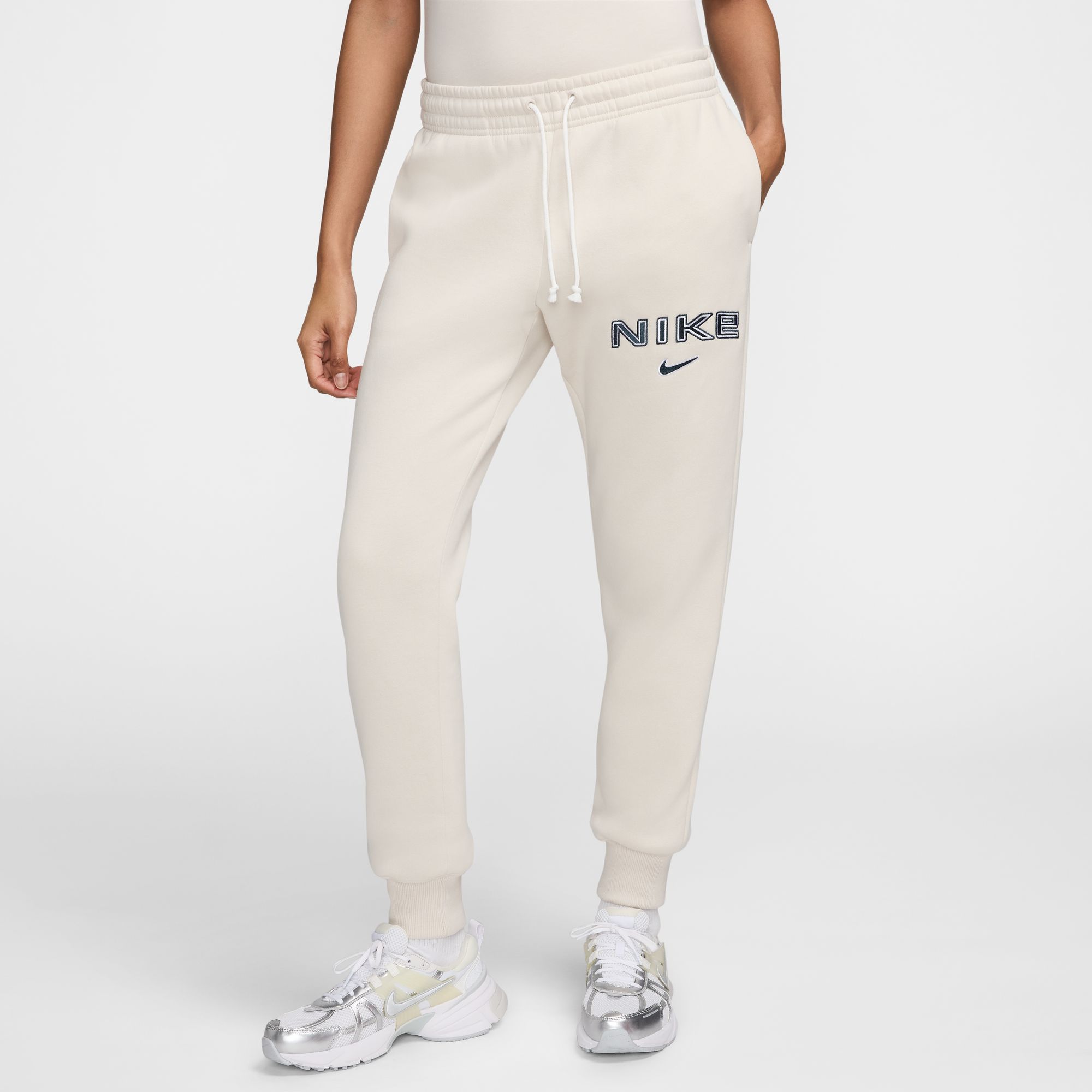 NIKE W NSW PHNX FLC MR STD LOGO PNT LT OREWOOD BRN