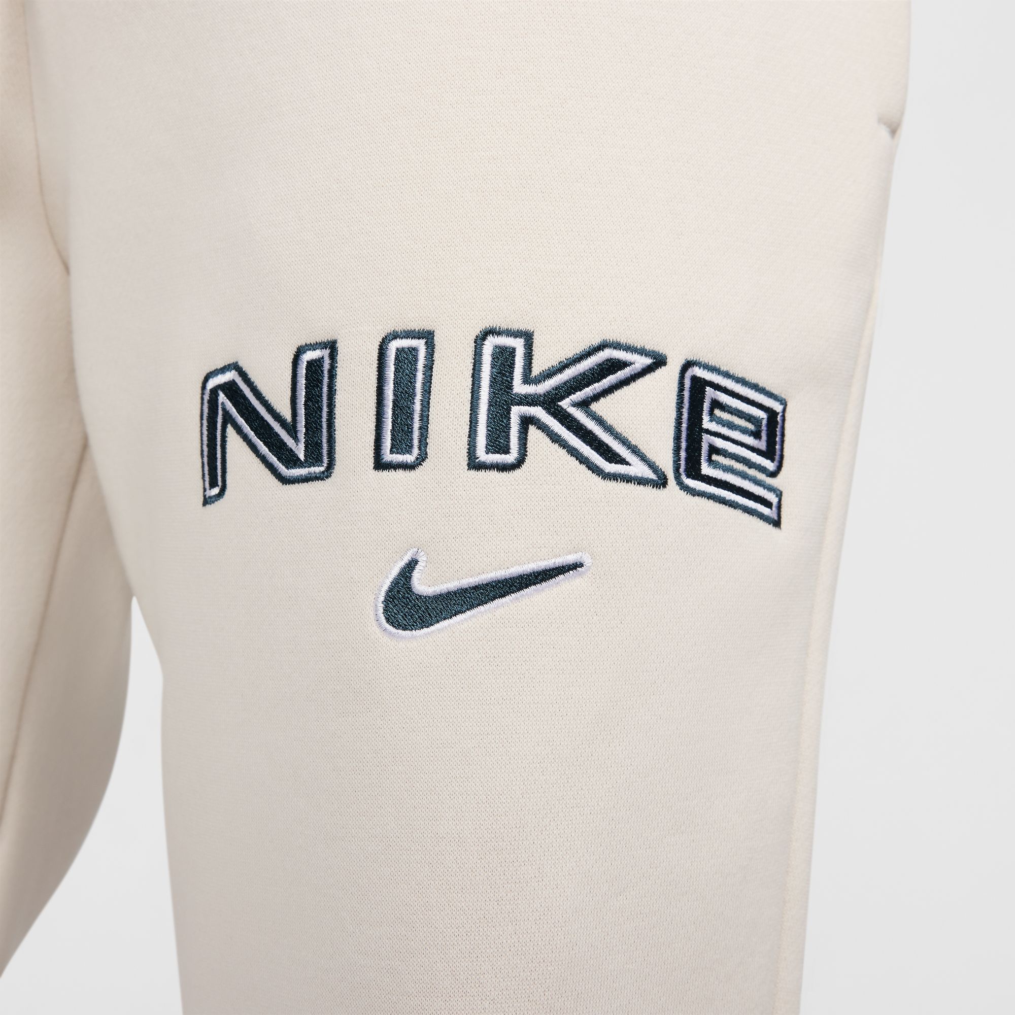 NIKE W NSW PHNX FLC MR STD LOGO PNT LT OREWOOD BRN – Bild 6