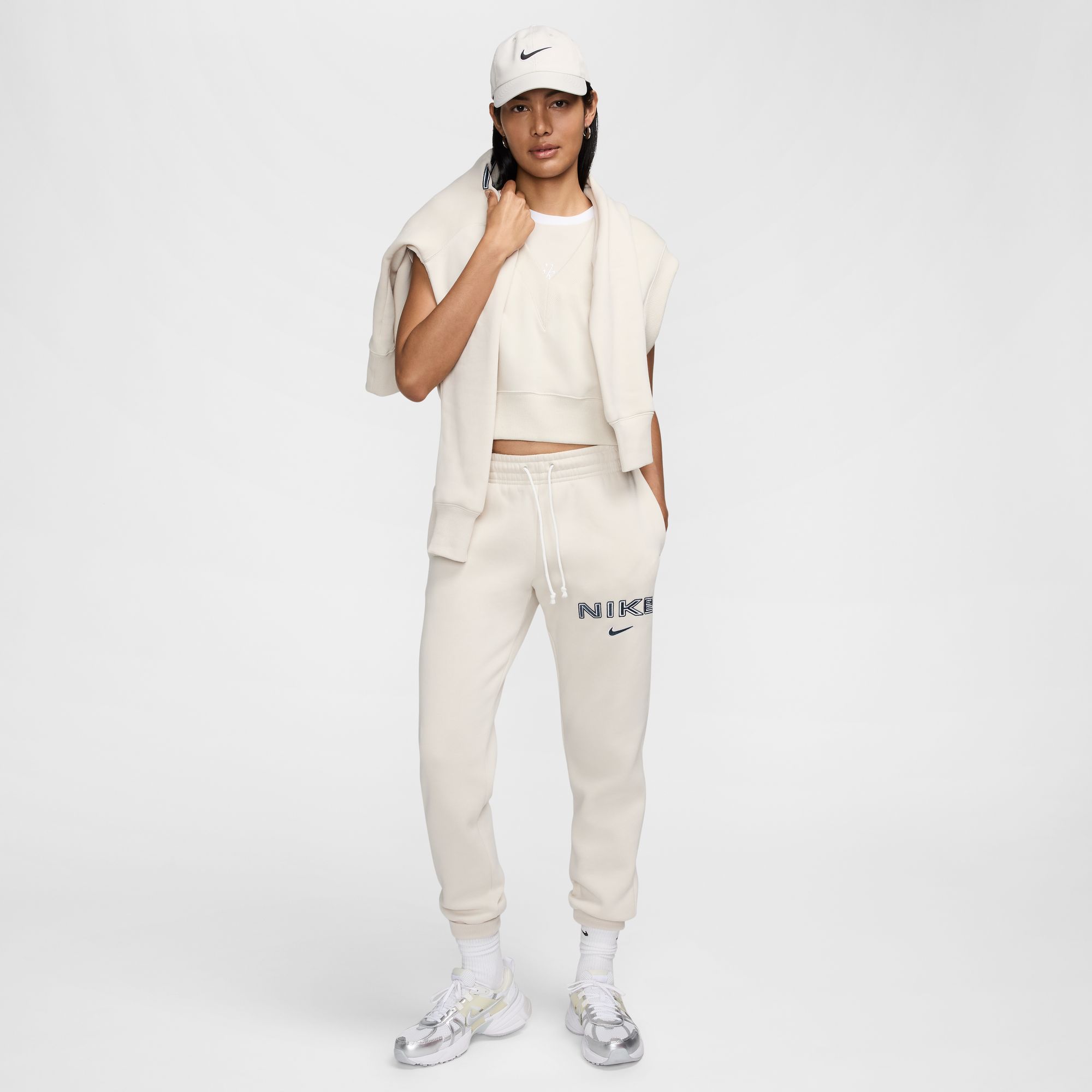 NIKE W NSW PHNX FLC MR STD LOGO PNT LT OREWOOD BRN – Bild 8