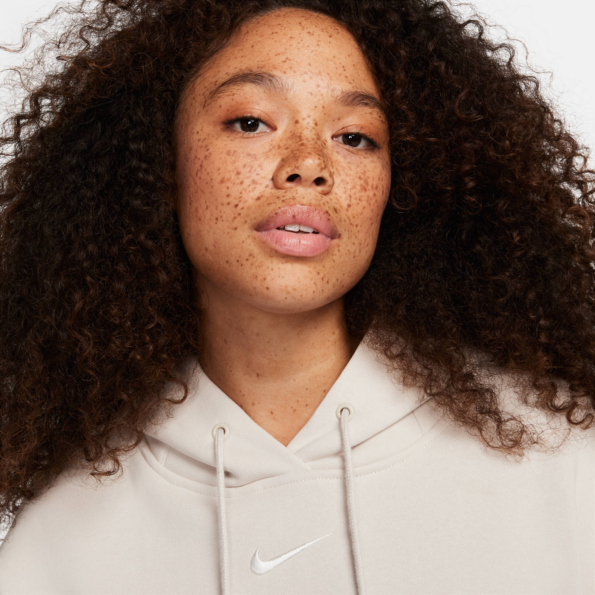 NIKE W NSW PHNX FLC OS LOGO HDY LT OREWOOD BRN/SMOKEY MAUVE/SA – Bild 3