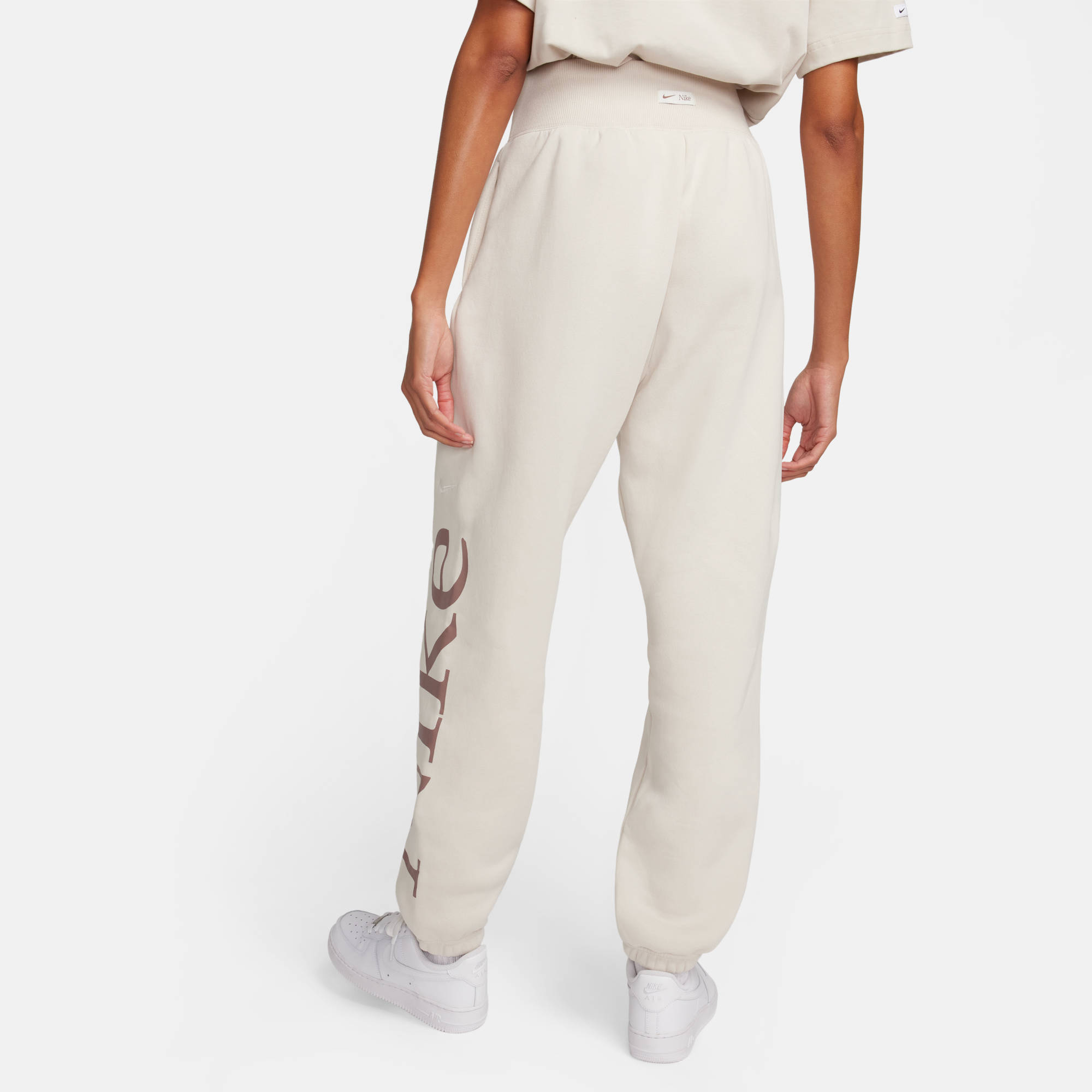 NIKE W NSW PHNX FLC OS LOGO SWTPNT LT OREWOOD BRN/SMOKEY MAUVE/SA – Bild 2