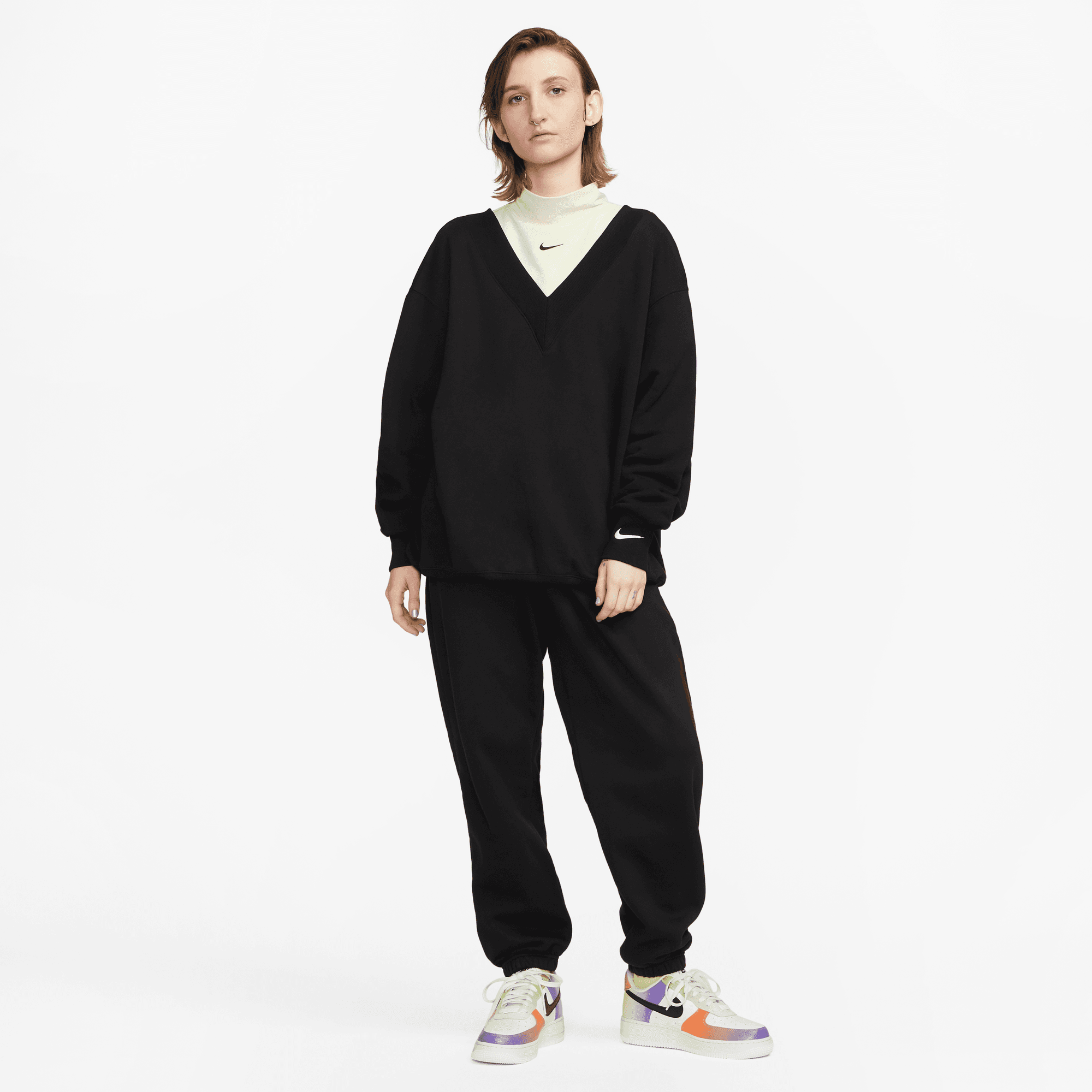 NIKE W NSW PHNX FLC OS VNECK SWTSH BLACK/SAIL – Bild 5