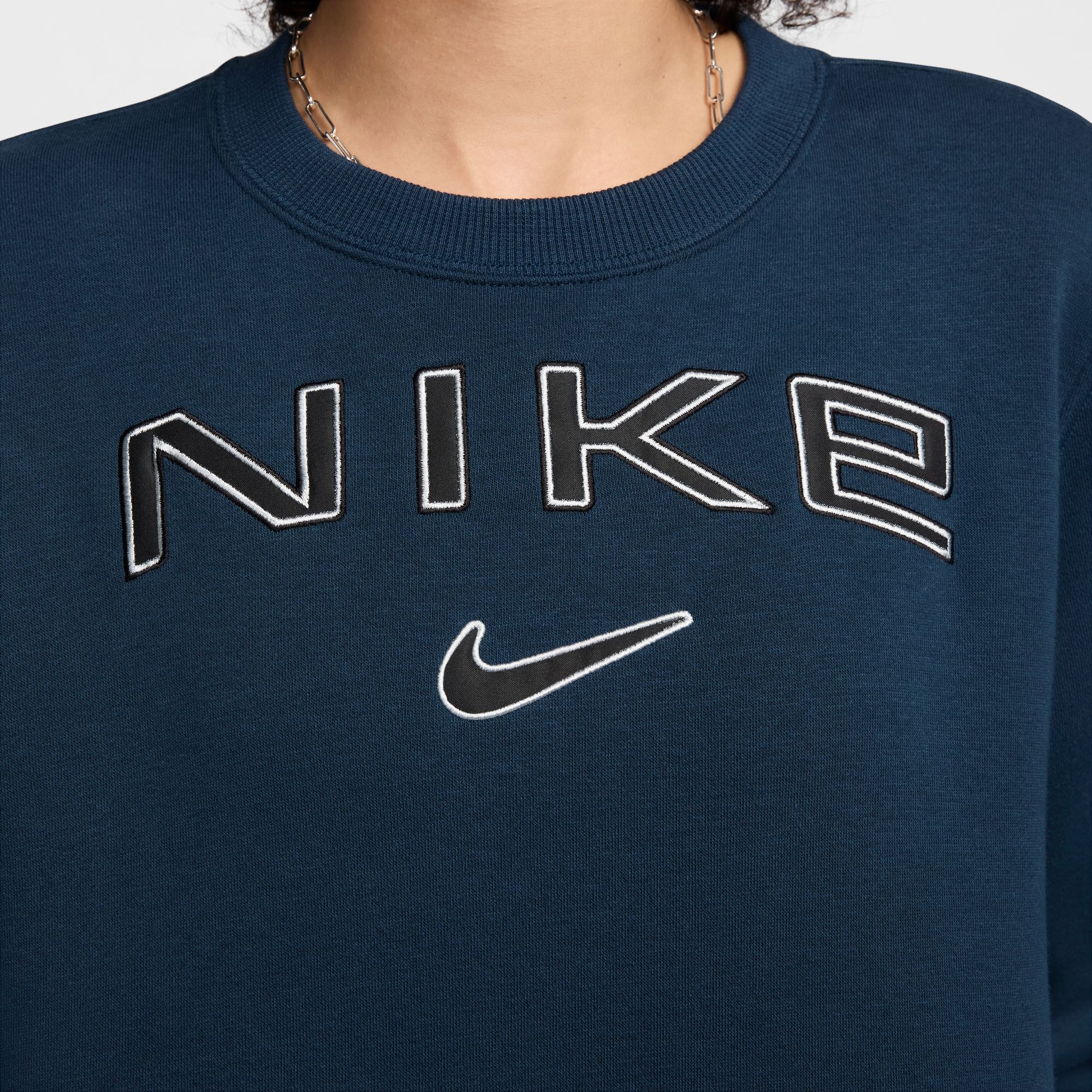 NIKE W NSW PHNX FLC STD LOGO CREW ARMORY NAVY/PHOTON DUST/BLACK – Bild 4