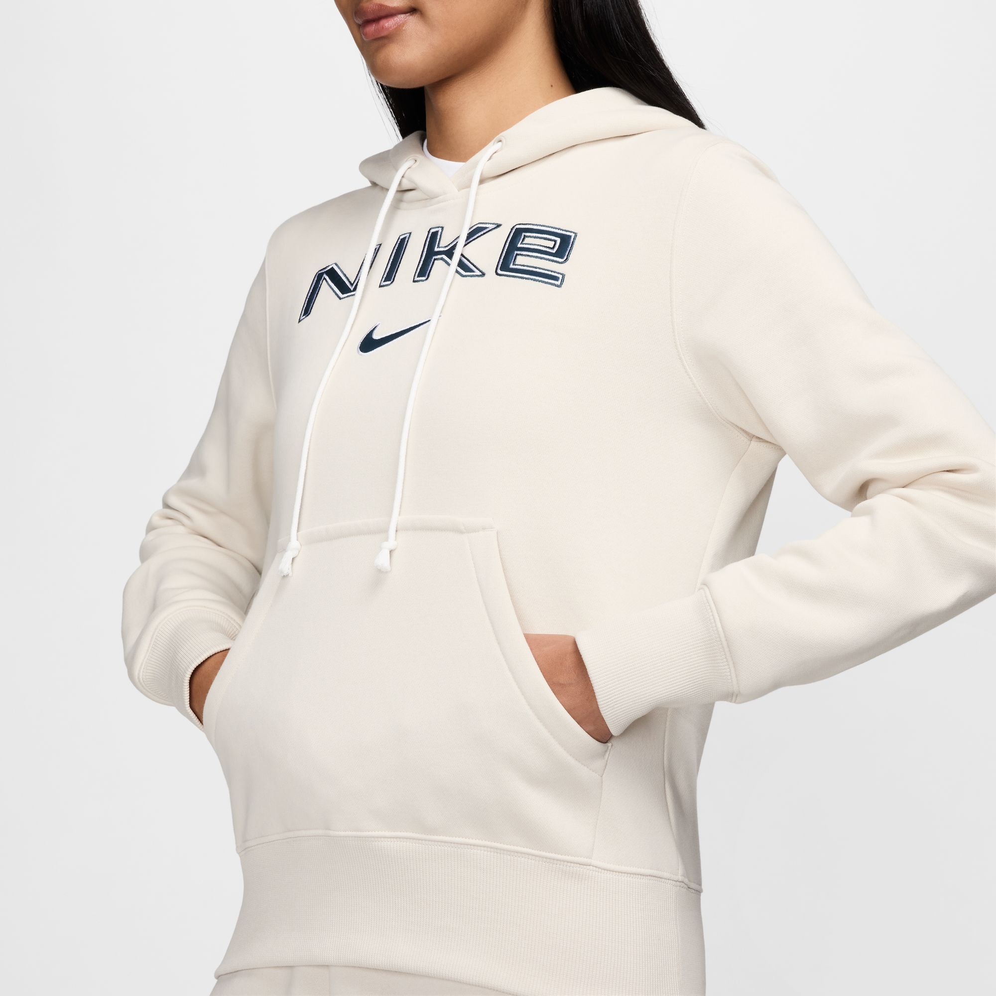 NIKE W NSW PHNX FLC STD PO LOGO HDY LT OREWOOD BRN/WHITE/ARMORY NA – Bild 7